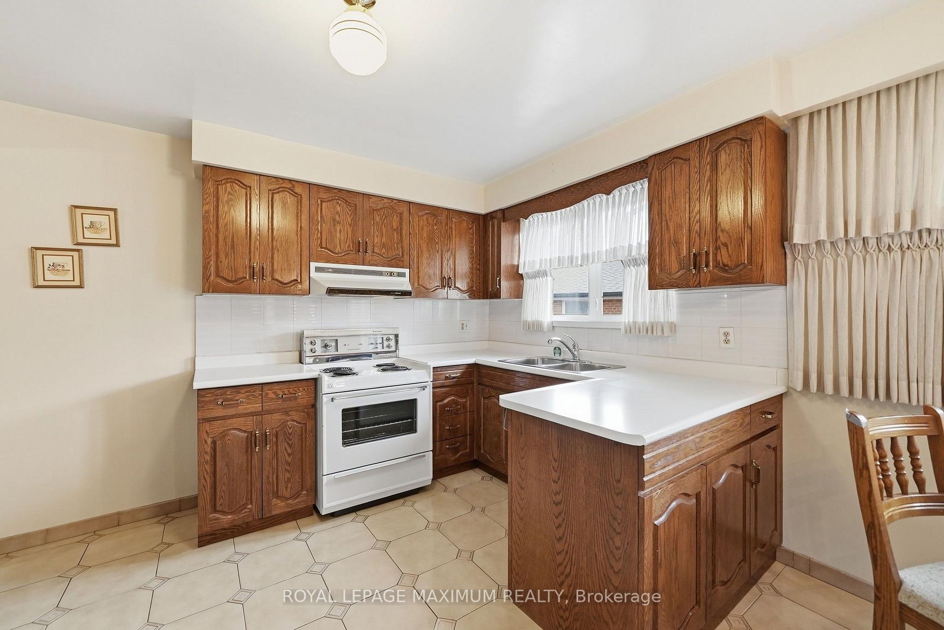 Photo 8 of 35 Norfield Crescent, Etobicoke, Elms-Old Rexdale — HOMEH