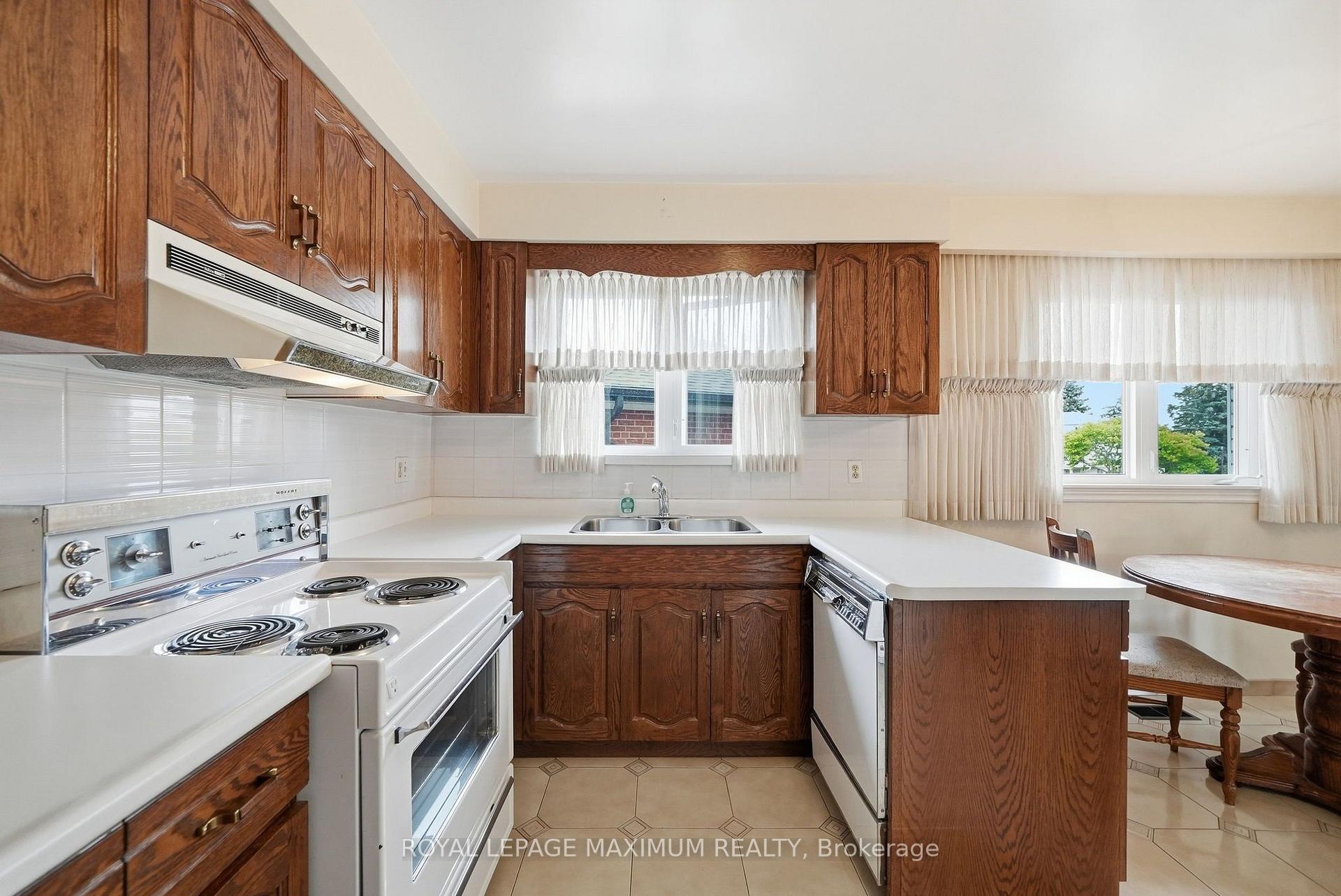 Photo 9 of 35 Norfield Crescent, Etobicoke, Elms-Old Rexdale — HOMEH
