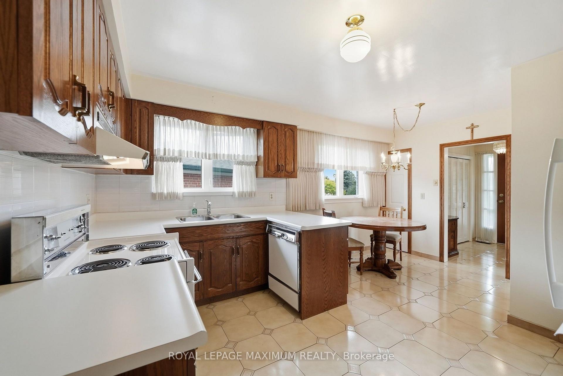 Photo 10 of 35 Norfield Crescent, Etobicoke, Elms-Old Rexdale — HOMEH