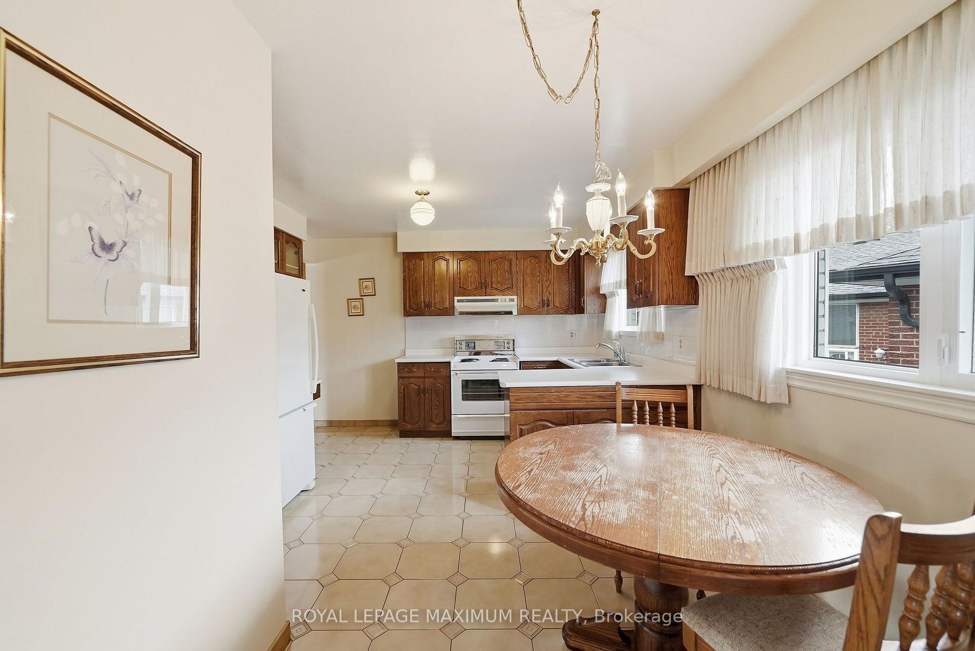 Photo 12 of 35 Norfield Crescent, Etobicoke, Elms-Old Rexdale — HOMEH