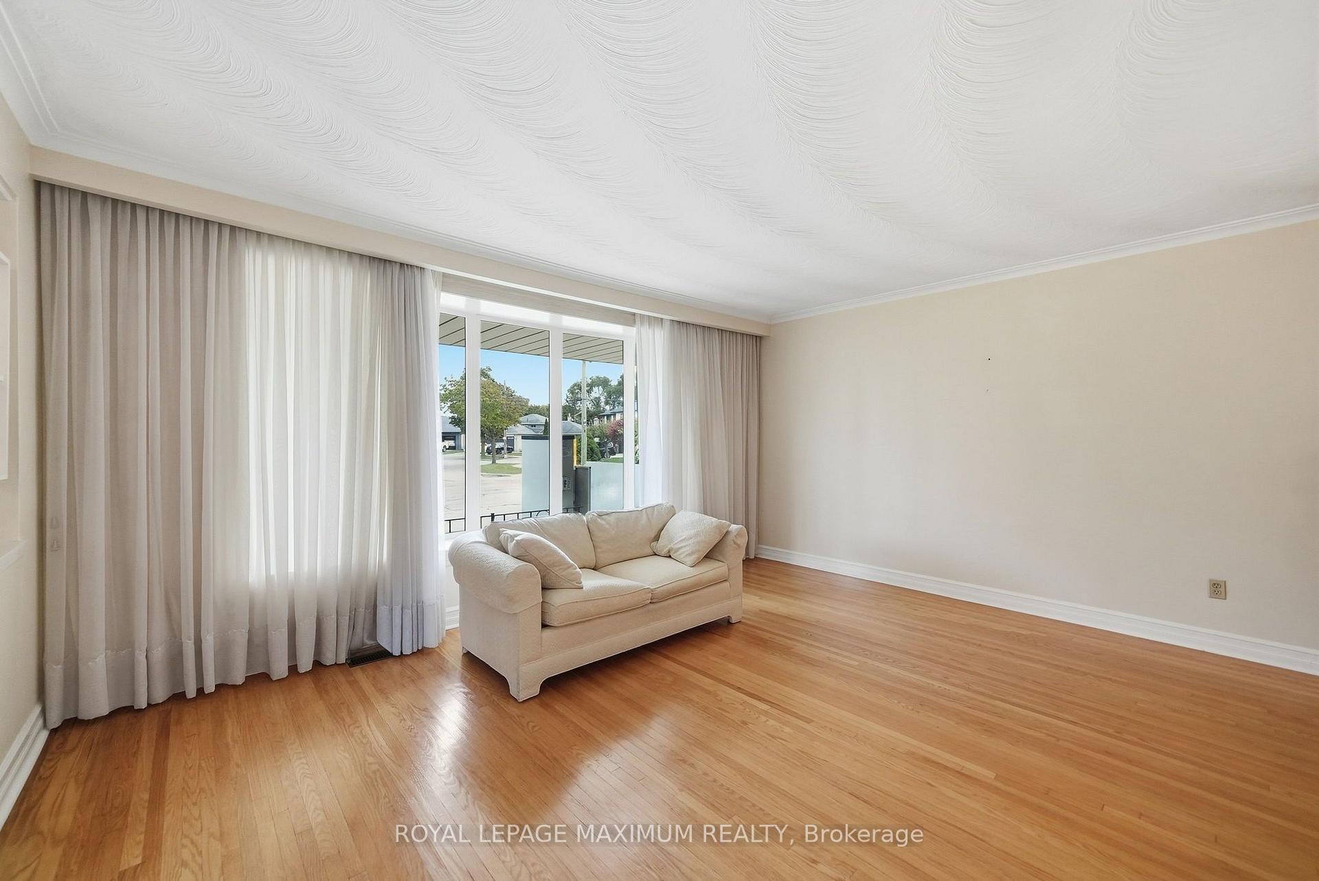 Photo 13 of 35 Norfield Crescent, Etobicoke, Elms-Old Rexdale — HOMEH