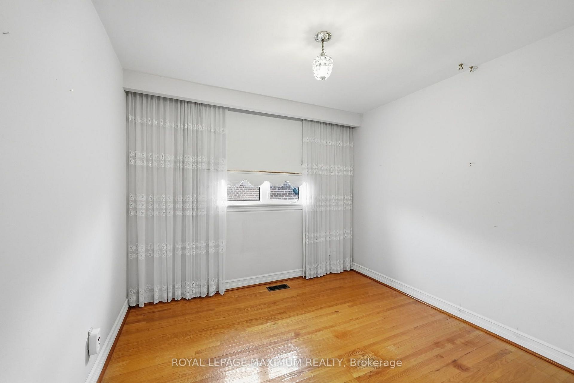 Photo 22 of 35 Norfield Crescent, Etobicoke, Elms-Old Rexdale — HOMEH