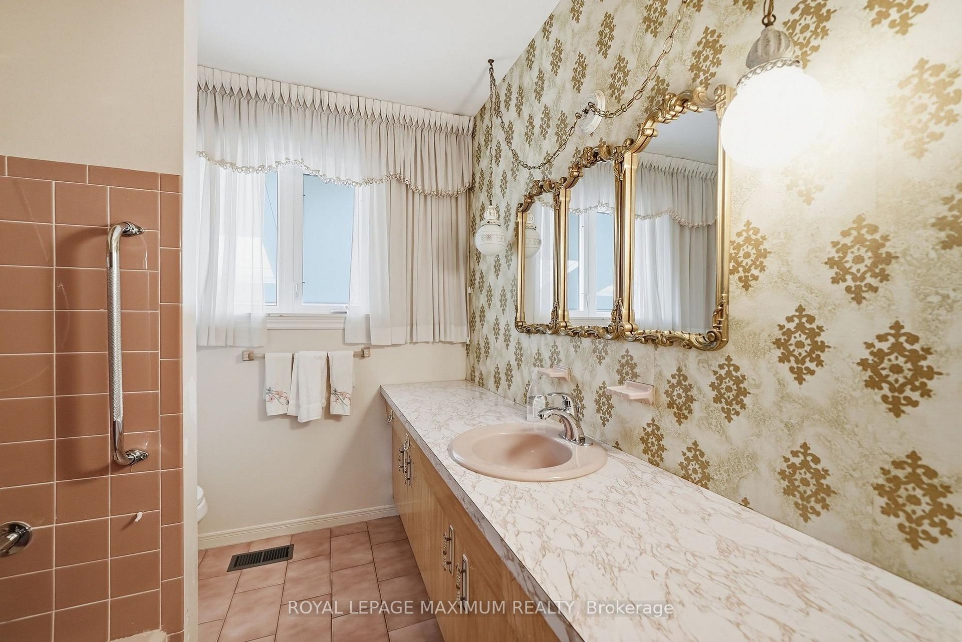Photo 26 of 35 Norfield Crescent, Etobicoke, Elms-Old Rexdale — HOMEH