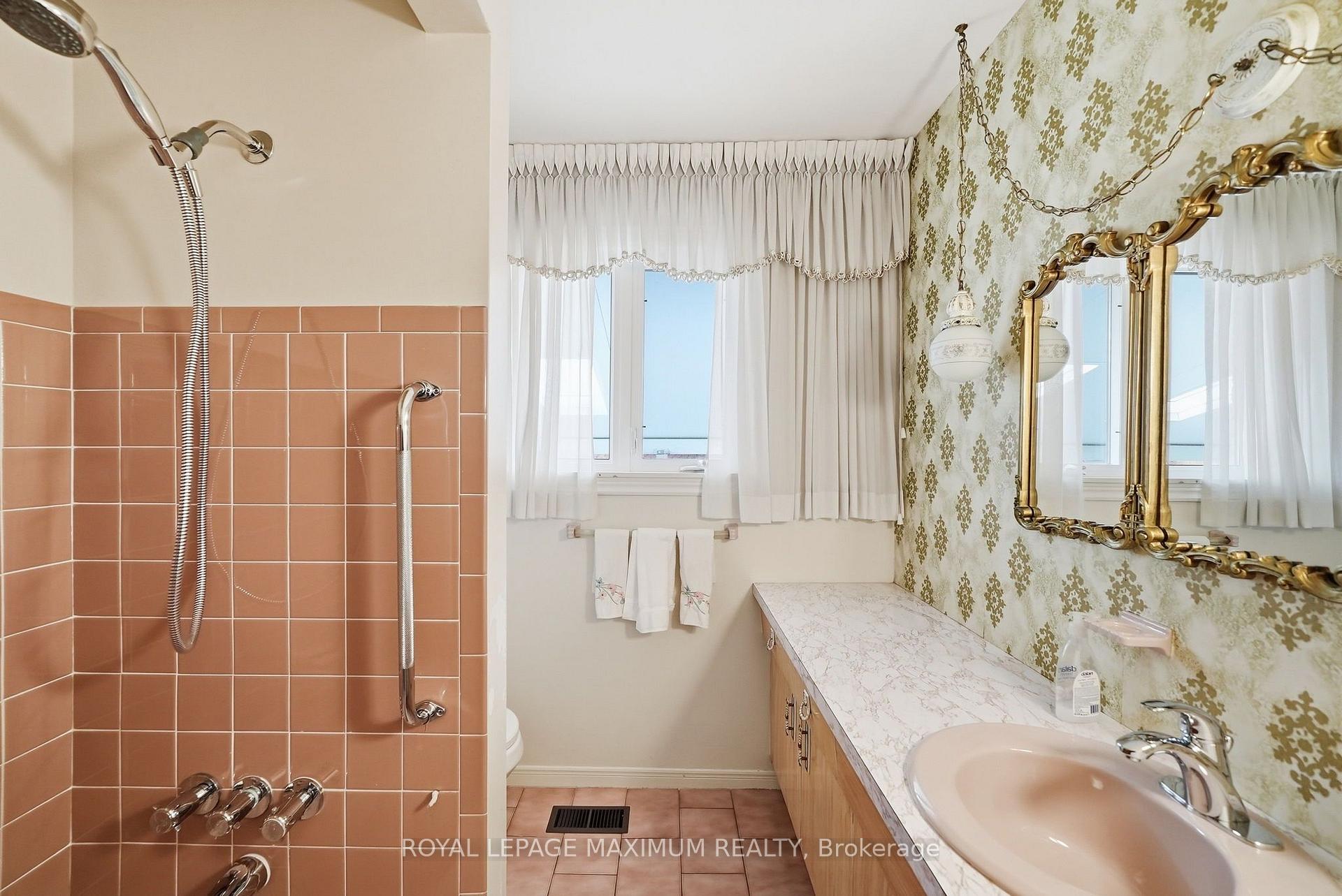 Photo 27 of 35 Norfield Crescent, Etobicoke, Elms-Old Rexdale — HOMEH