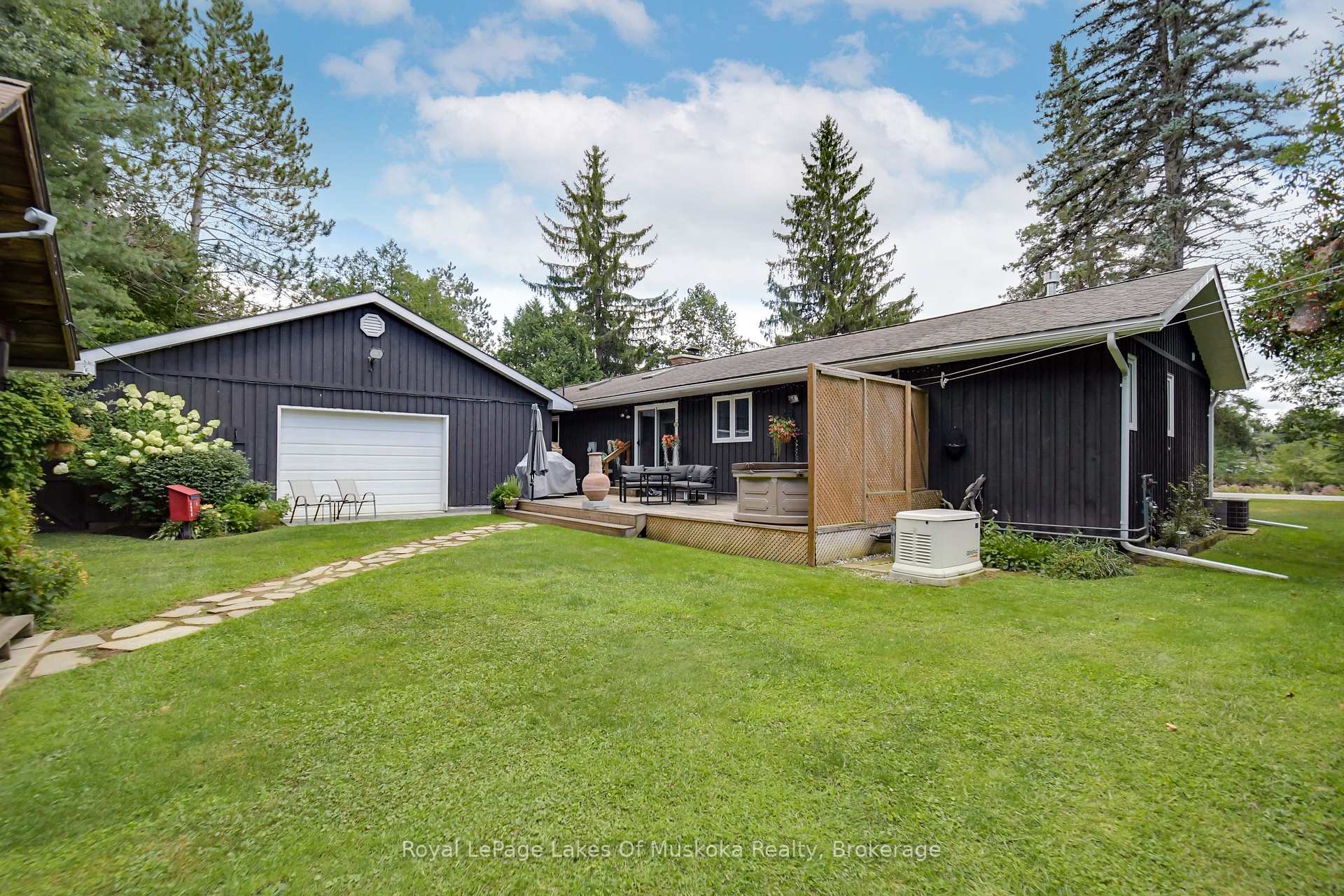 Photo 8 of 2 Leslie Drive W, Bracebridge, Monck (Bracebridge) — HOMEH