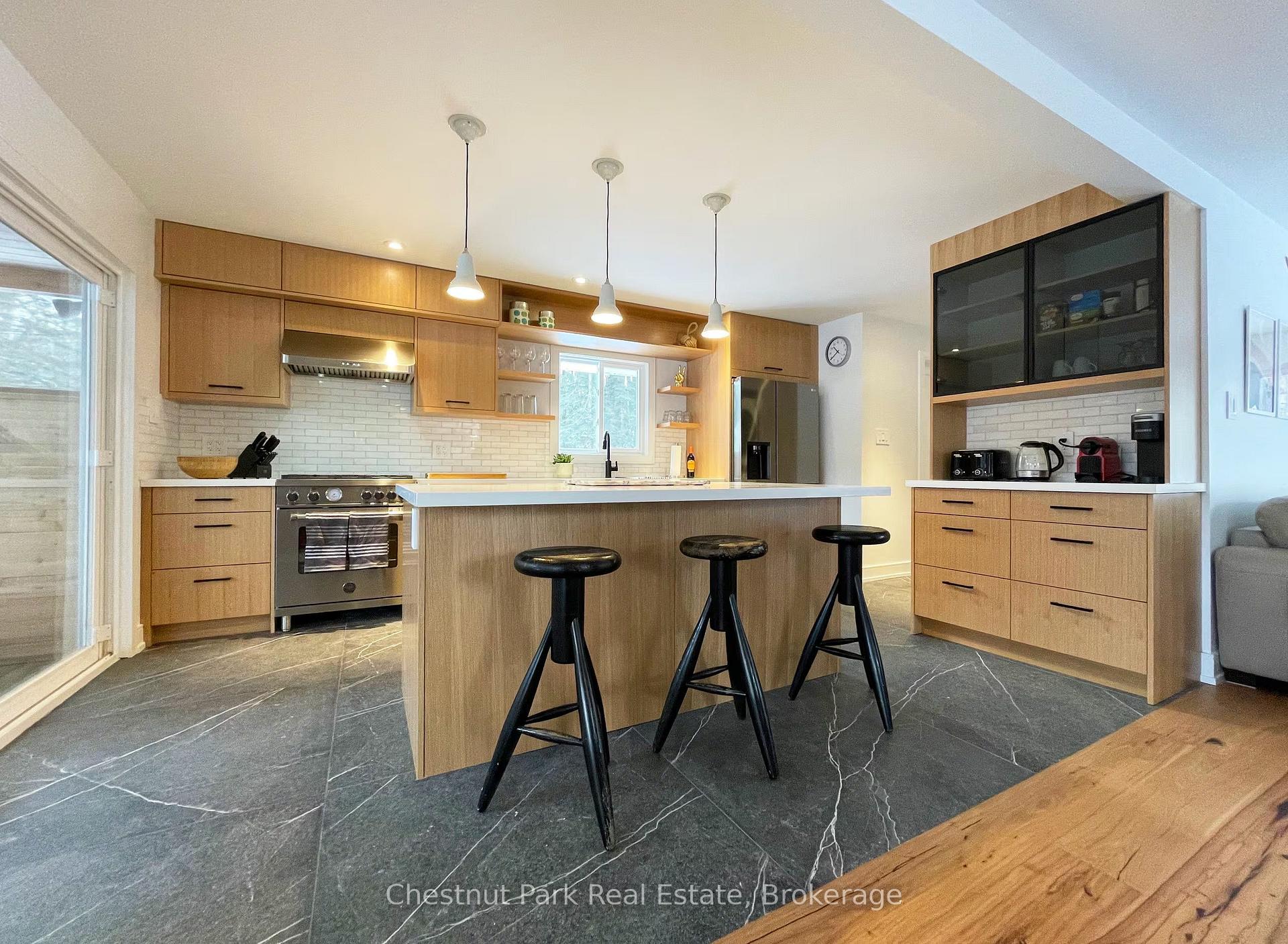 Photo 2 of 1002 Chippawa Avenue, Gravenhurst, Muskoka (S) — HOMEH