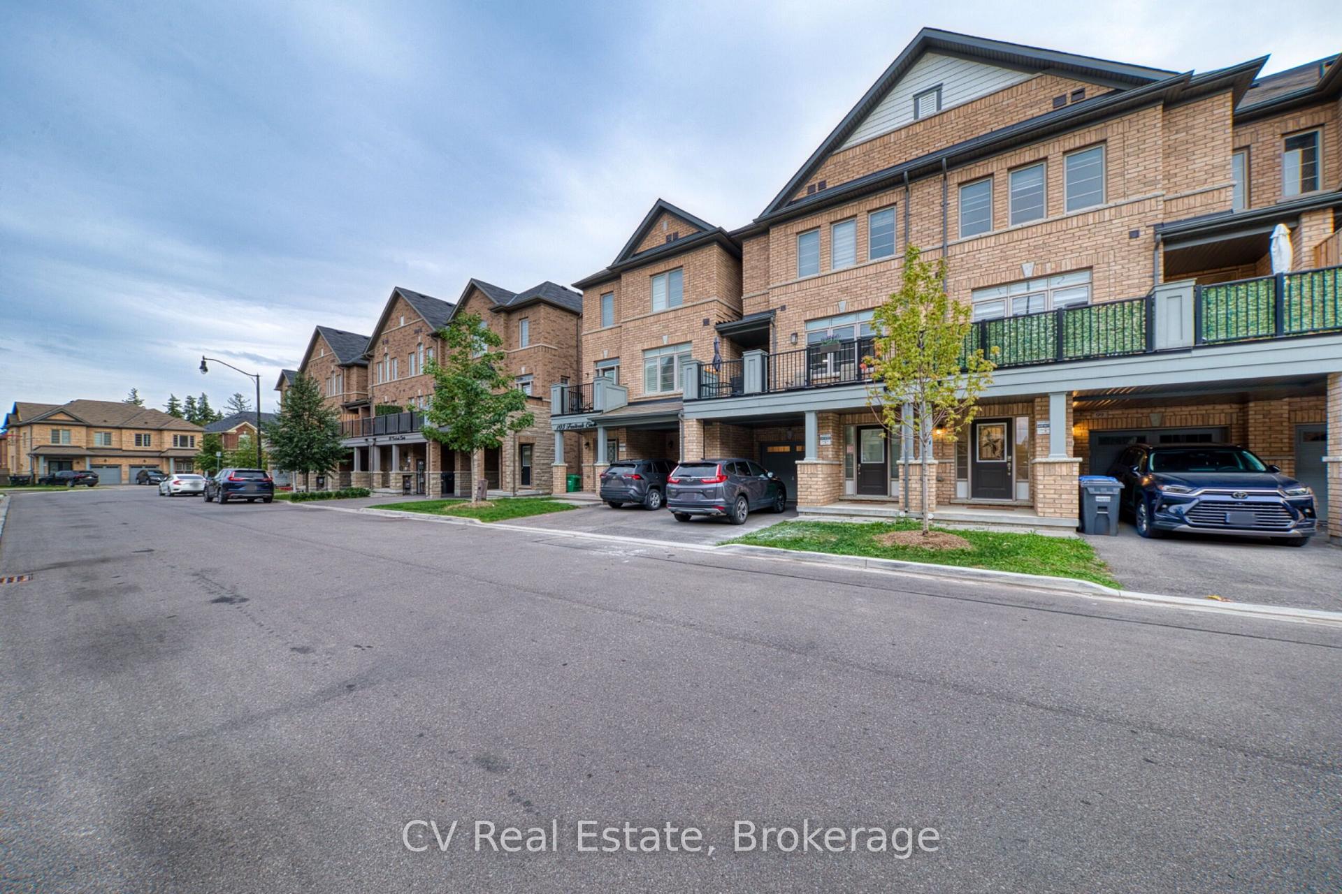 Photo 3 of 99 Fruitvale Circle, Brampton, Northwest Brampton — HOMEH