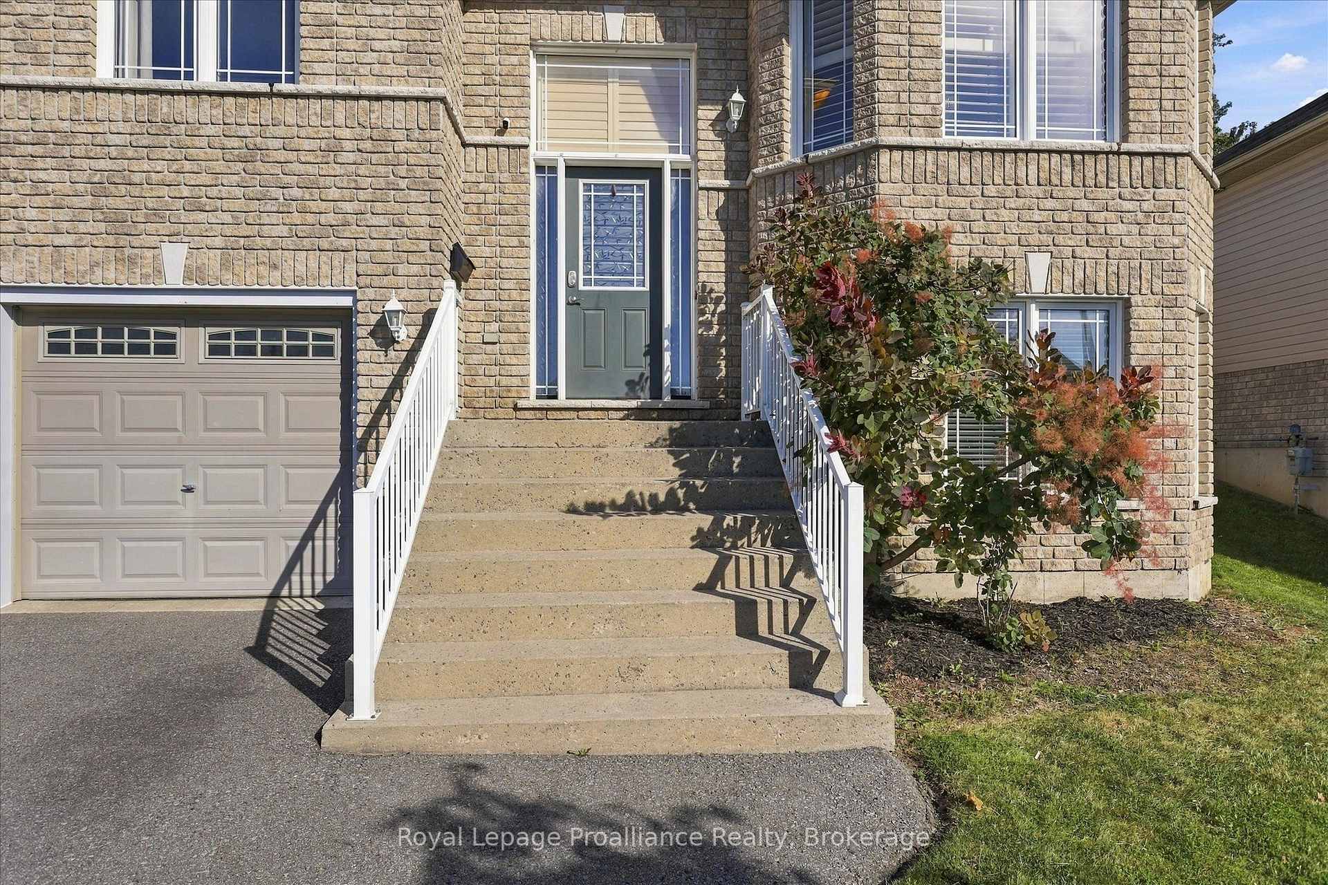 Photo 3 of 82 Parcells Crescent, Peterborough, Otonabee Ward 1 — HOMEH
