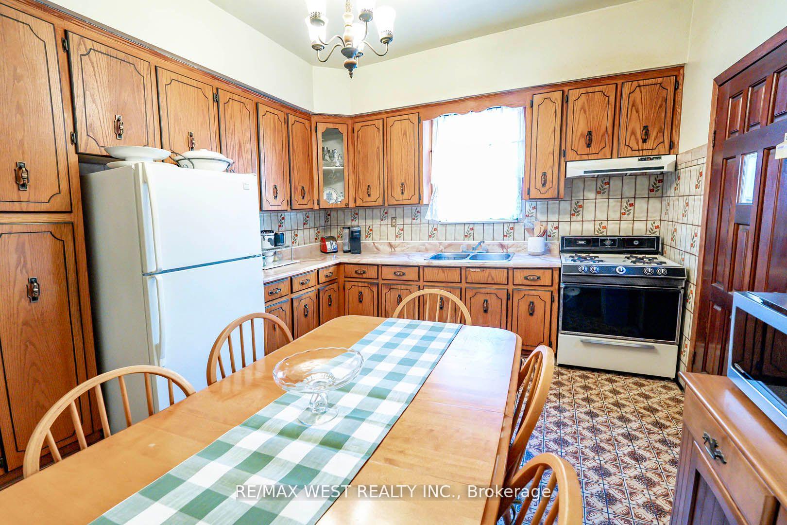 Photo 10 of 217 Gladstone Avenue, Toronto, Little Portugal — HOMEH