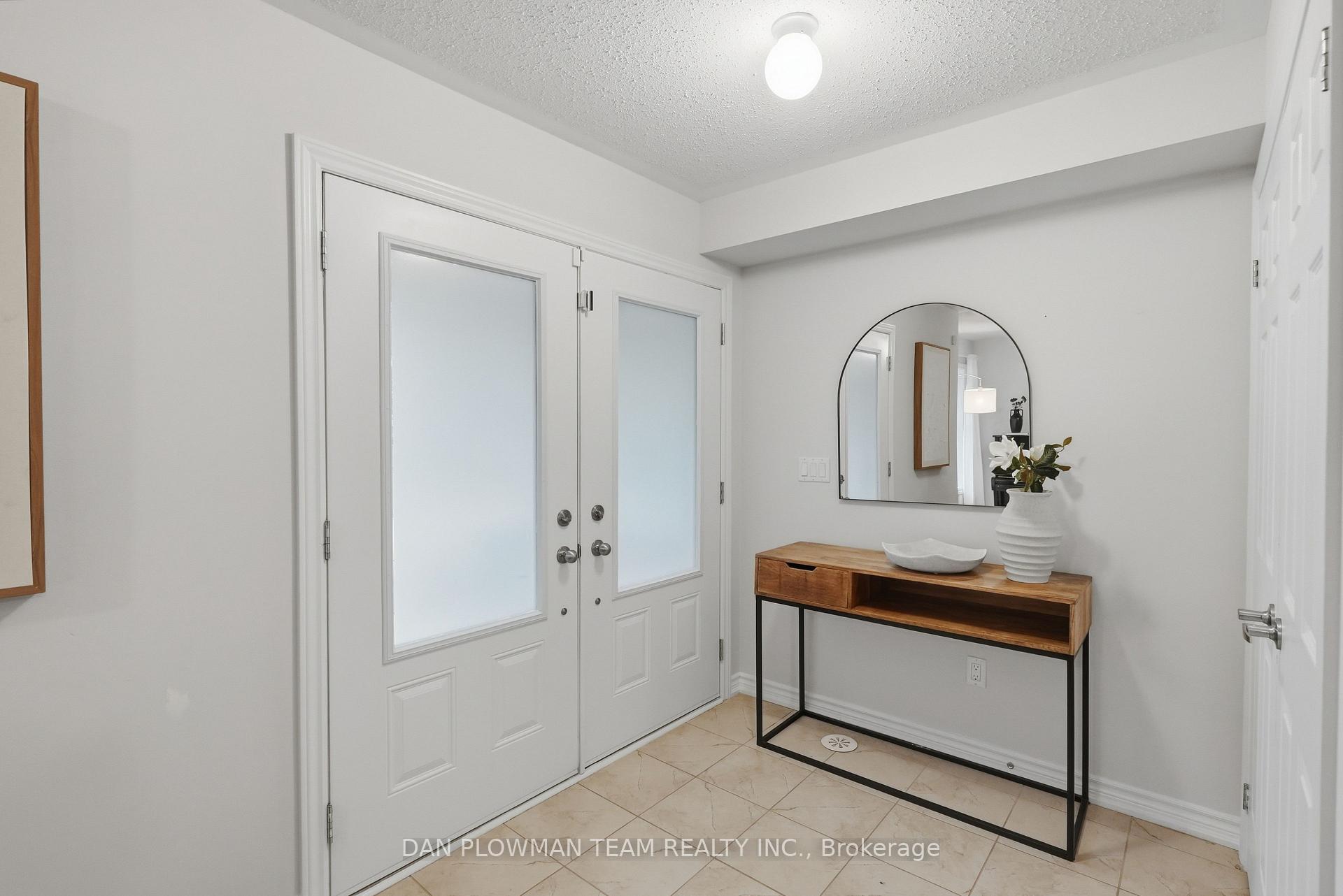 Photo 3 of 14 Cornerside Way, Whitby, Brooklin — HOMEH