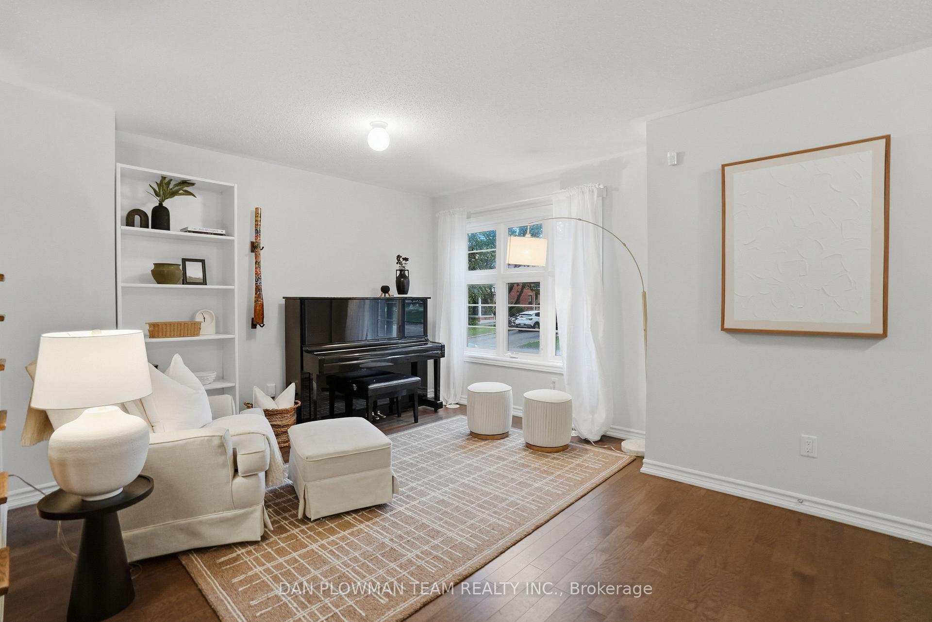 Photo 4 of 14 Cornerside Way, Whitby, Brooklin — HOMEH