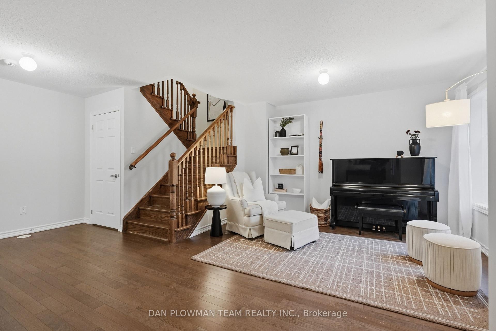 Photo 5 of 14 Cornerside Way, Whitby, Brooklin — HOMEH