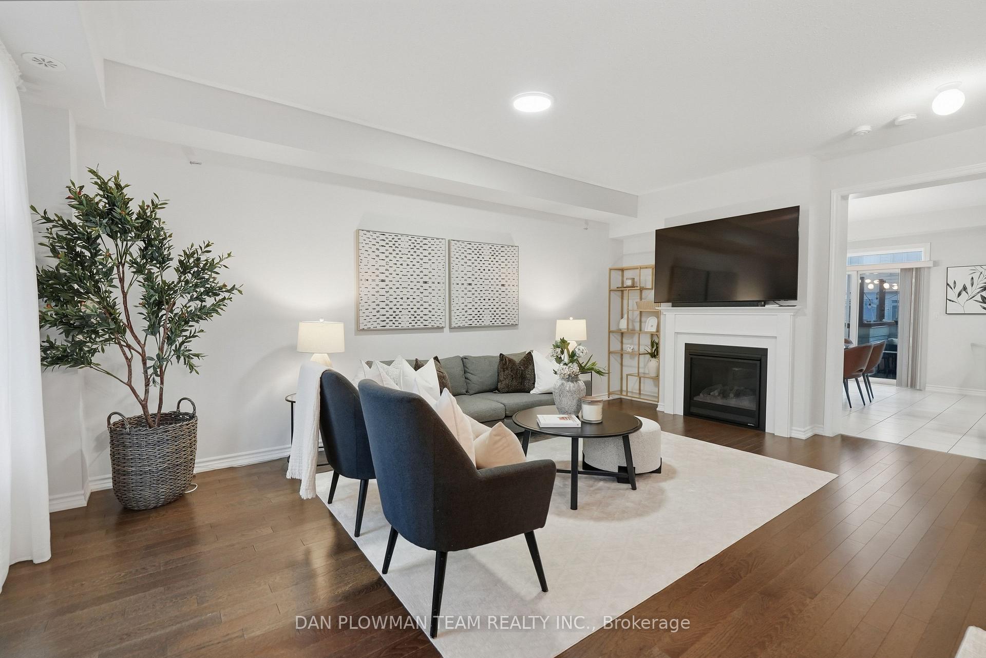 Photo 10 of 14 Cornerside Way, Whitby, Brooklin — HOMEH