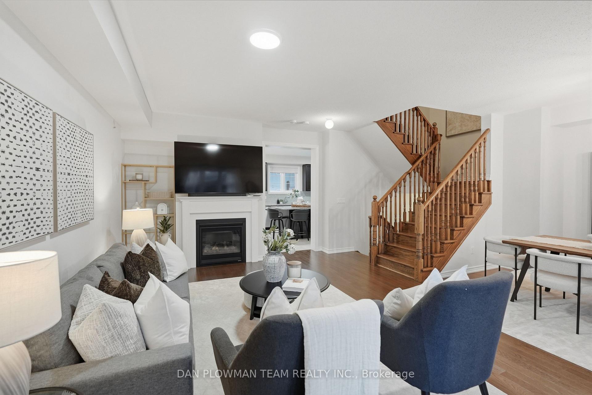 Photo 11 of 14 Cornerside Way, Whitby, Brooklin — HOMEH