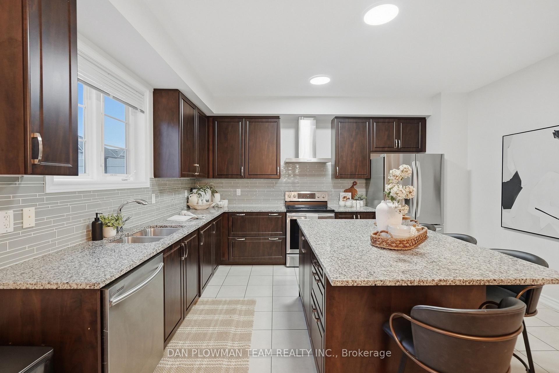 Photo 17 of 14 Cornerside Way, Whitby, Brooklin — HOMEH