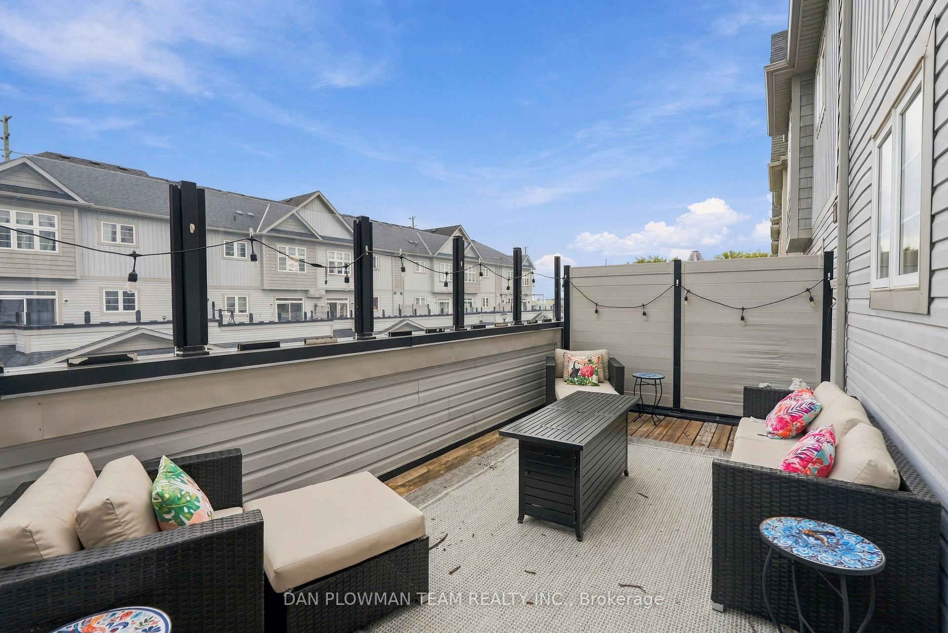 Photo 25 of 14 Cornerside Way, Whitby, Brooklin — HOMEH