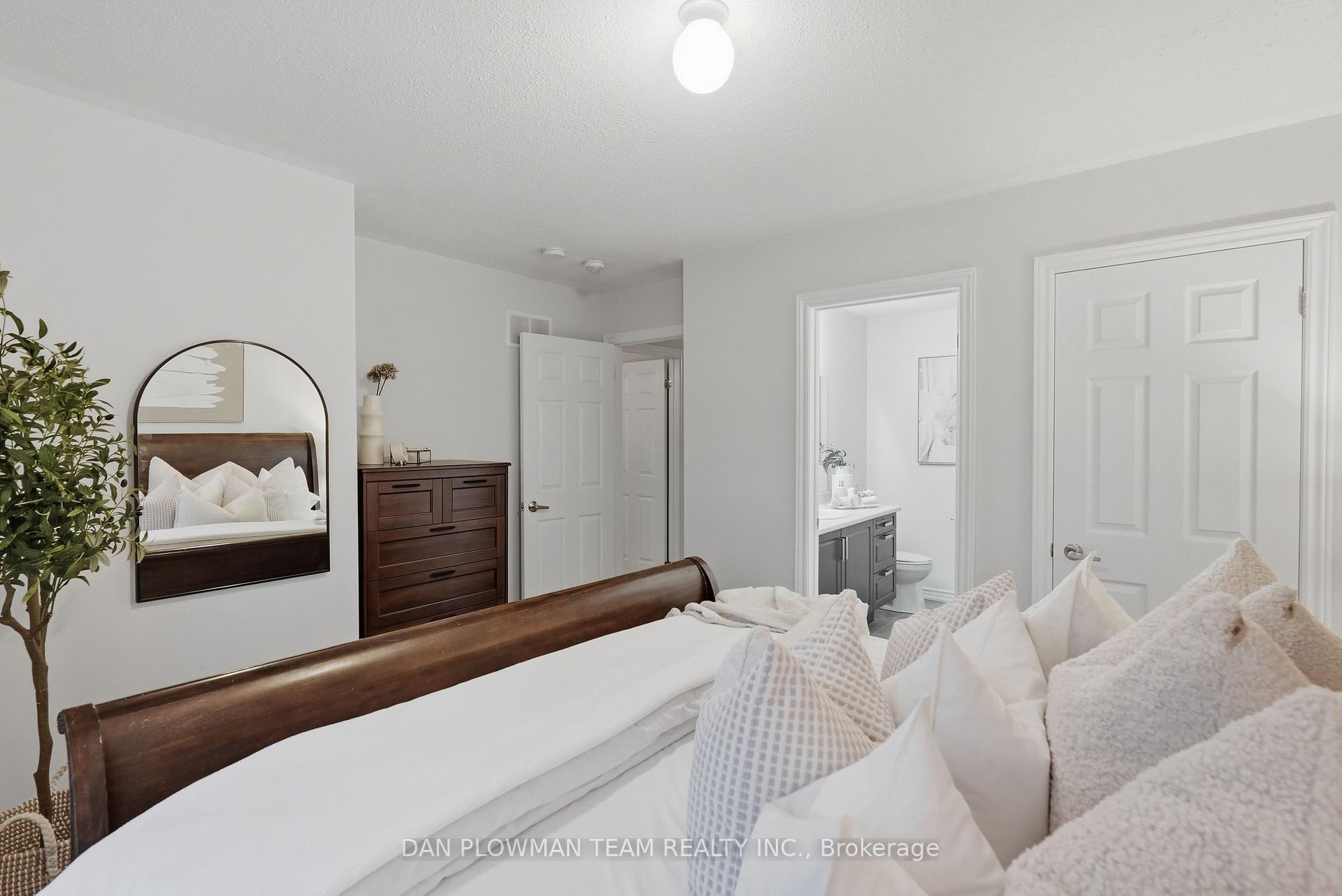 Photo 28 of 14 Cornerside Way, Whitby, Brooklin — HOMEH