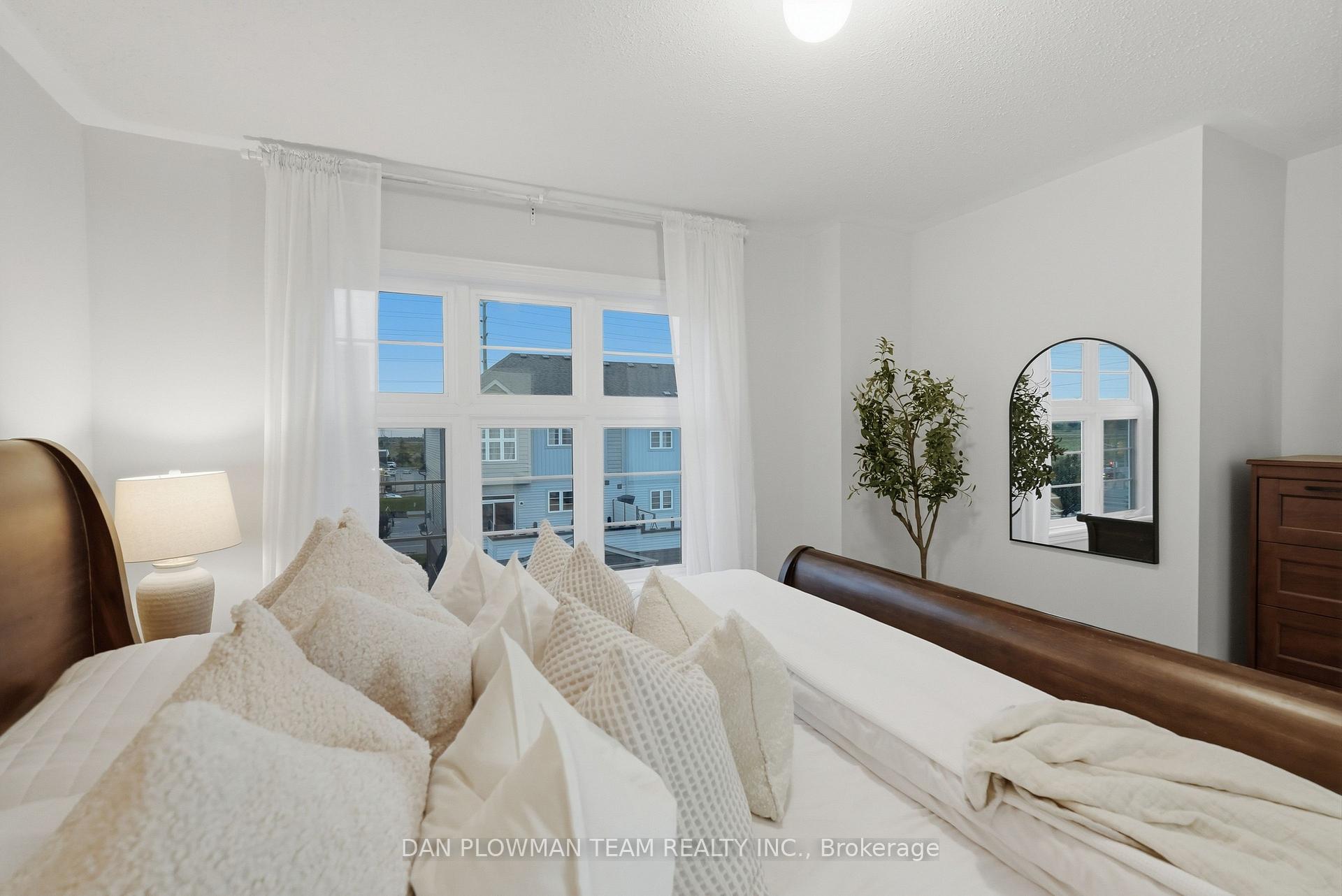 Photo 29 of 14 Cornerside Way, Whitby, Brooklin — HOMEH