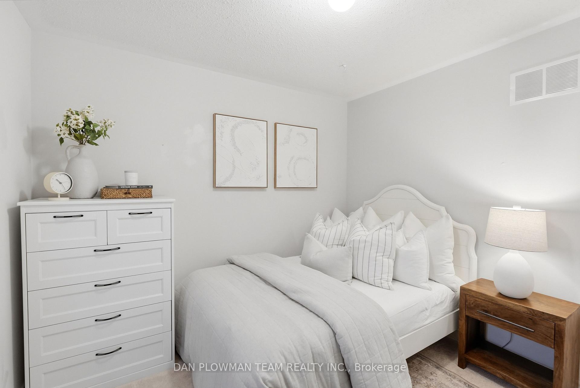 Photo 35 of 14 Cornerside Way, Whitby, Brooklin — HOMEH
