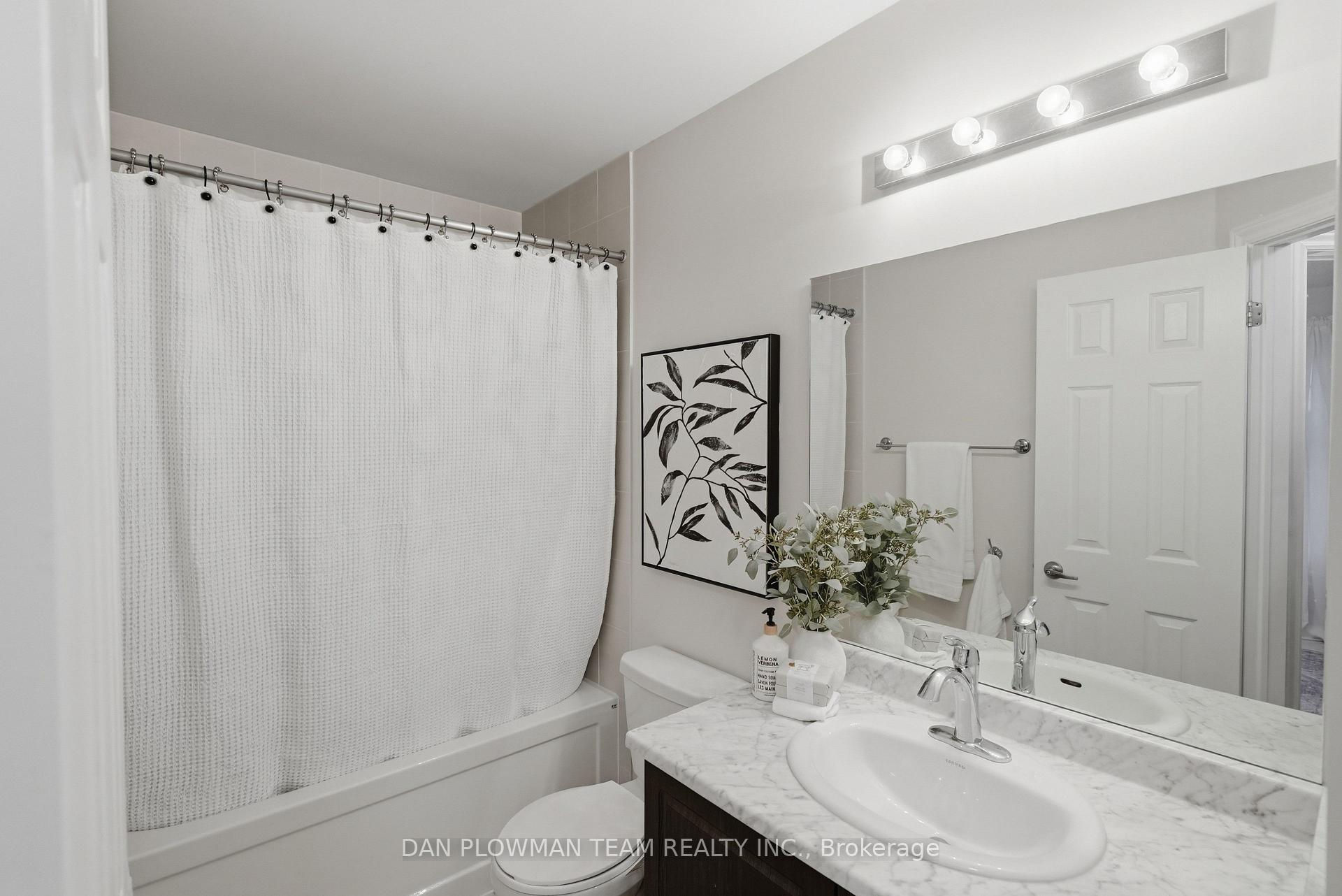 Photo 39 of 14 Cornerside Way, Whitby, Brooklin — HOMEH