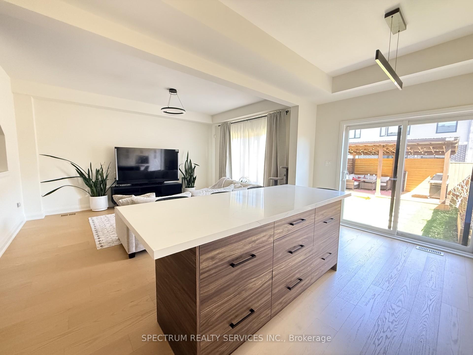 Photo 5 of 7436 Matteo Drive, Niagara Falls, Brown — HOMEH
