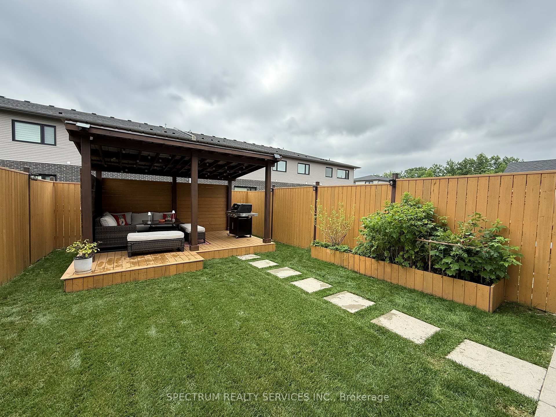 Photo 25 of 7436 Matteo Drive, Niagara Falls, Brown — HOMEH