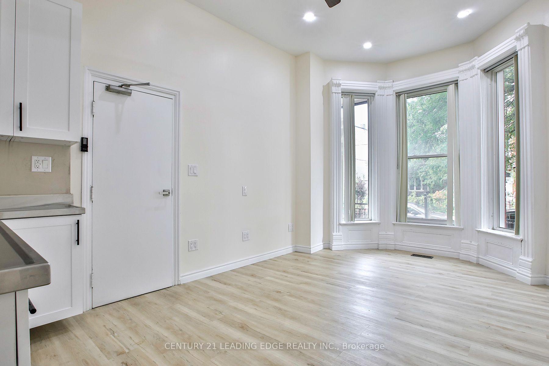 Photo 4 of 9 Borden Street, Toronto, University — HOMEH
