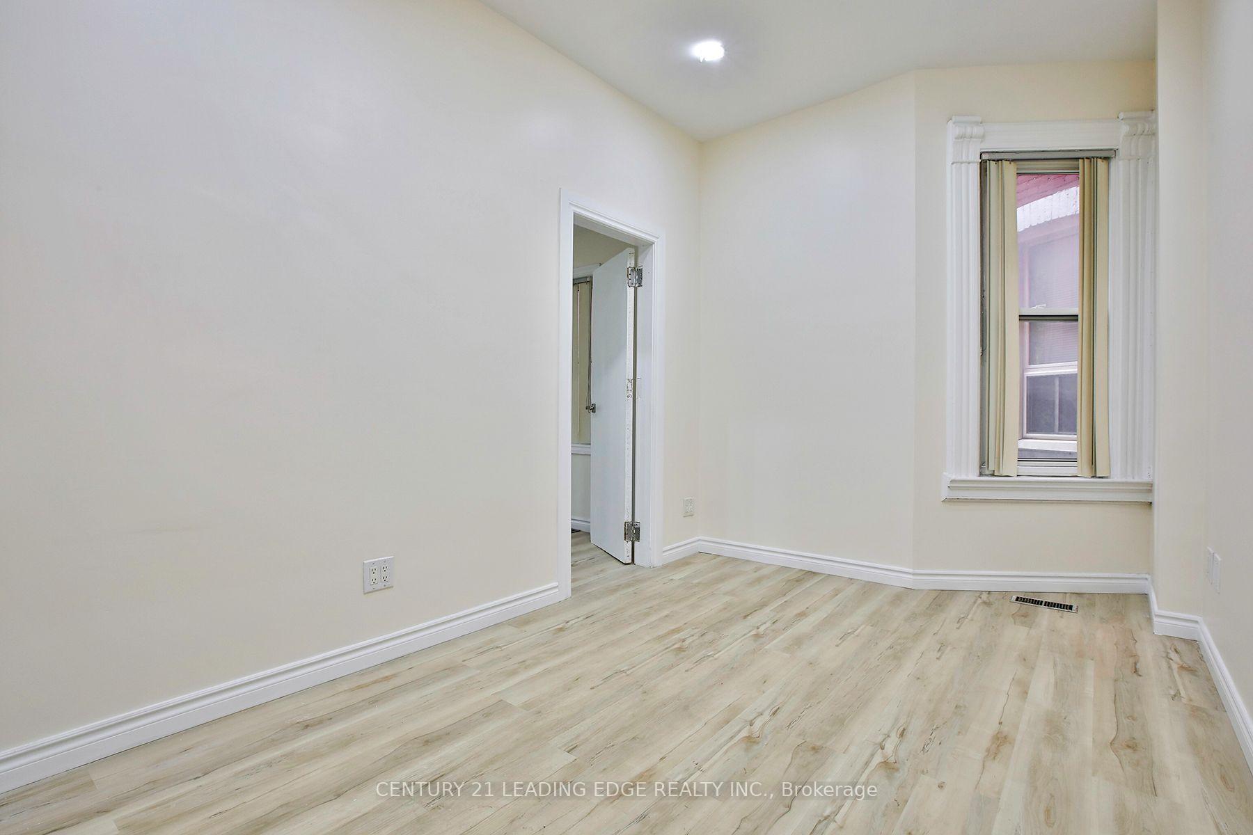Photo 7 of 9 Borden Street, Toronto, University — HOMEH