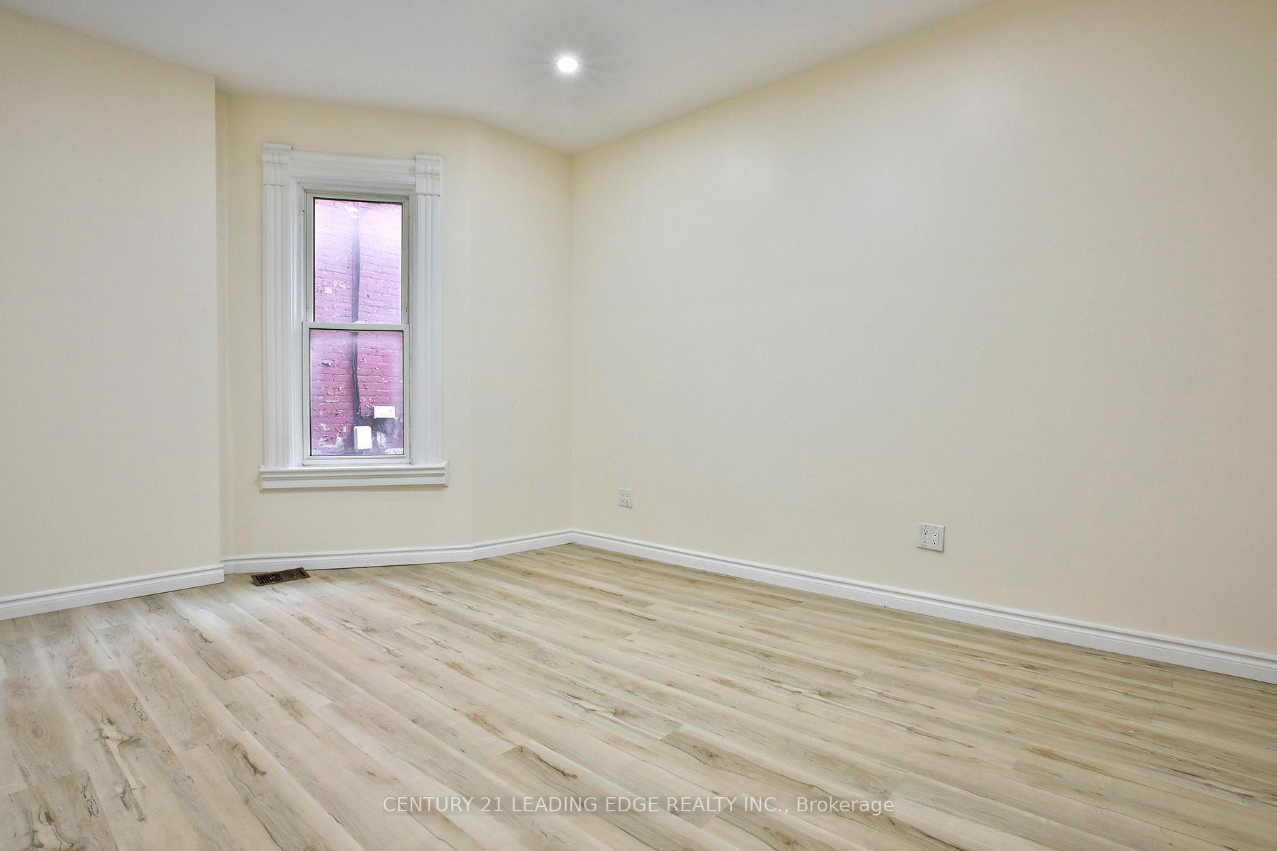 Photo 10 of 9 Borden Street, Toronto, University — HOMEH