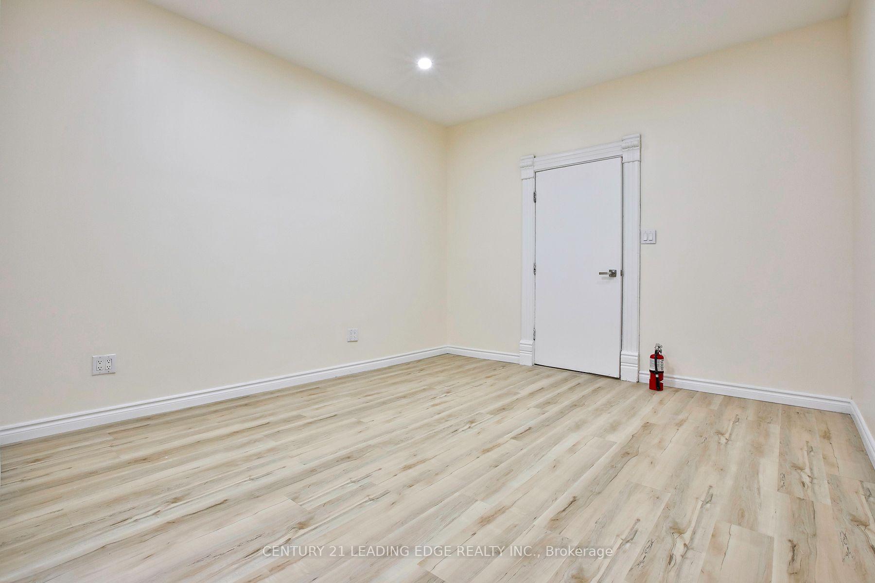 Photo 11 of 9 Borden Street, Toronto, University — HOMEH