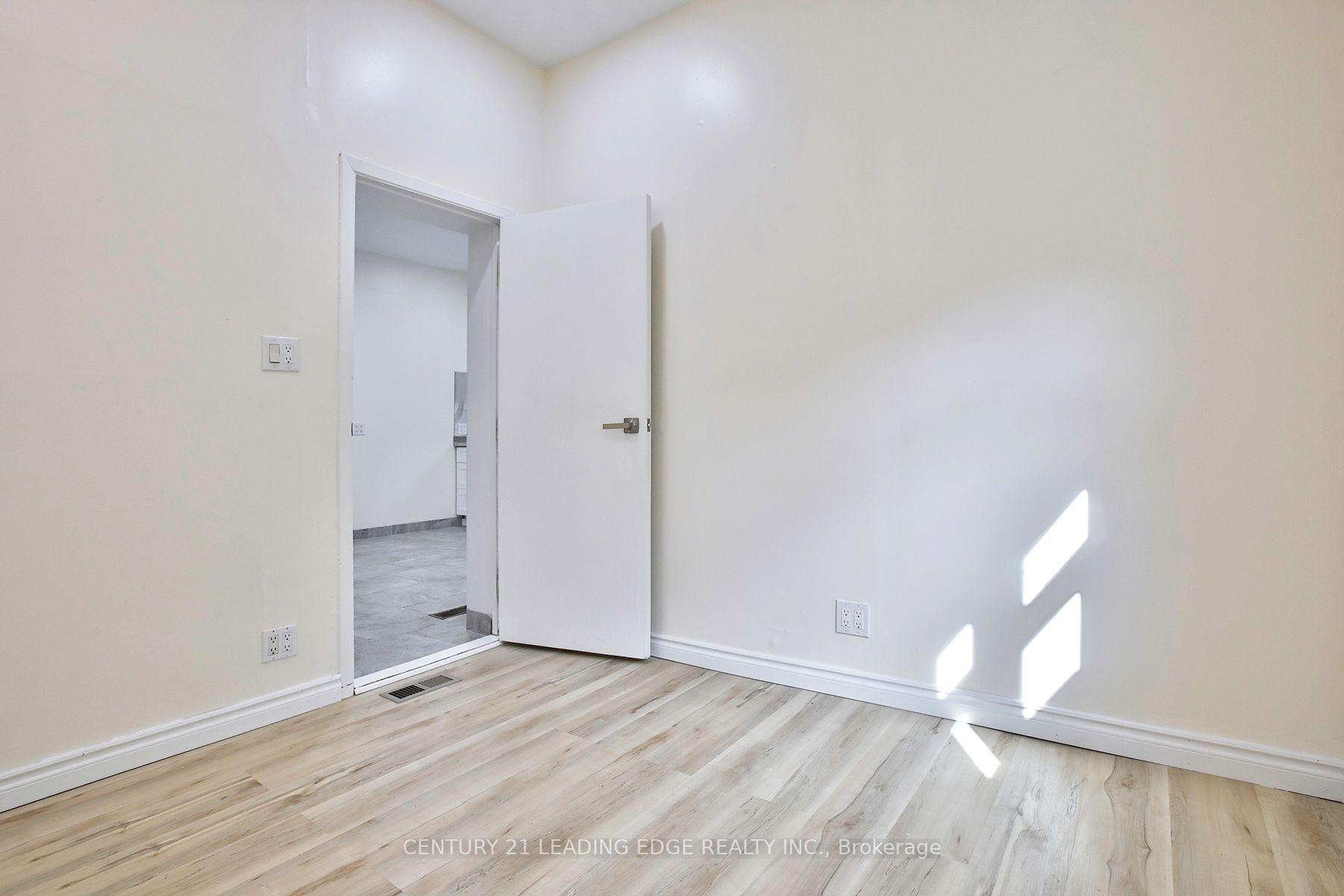 Photo 15 of 9 Borden Street, Toronto, University — HOMEH