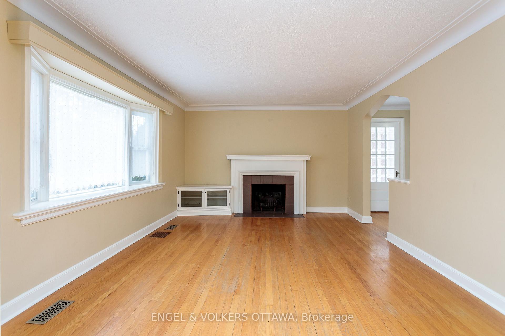 Photo 8 of 225 Pleasant Park Road, Ottawa, Faircrest Heights — HOMEH