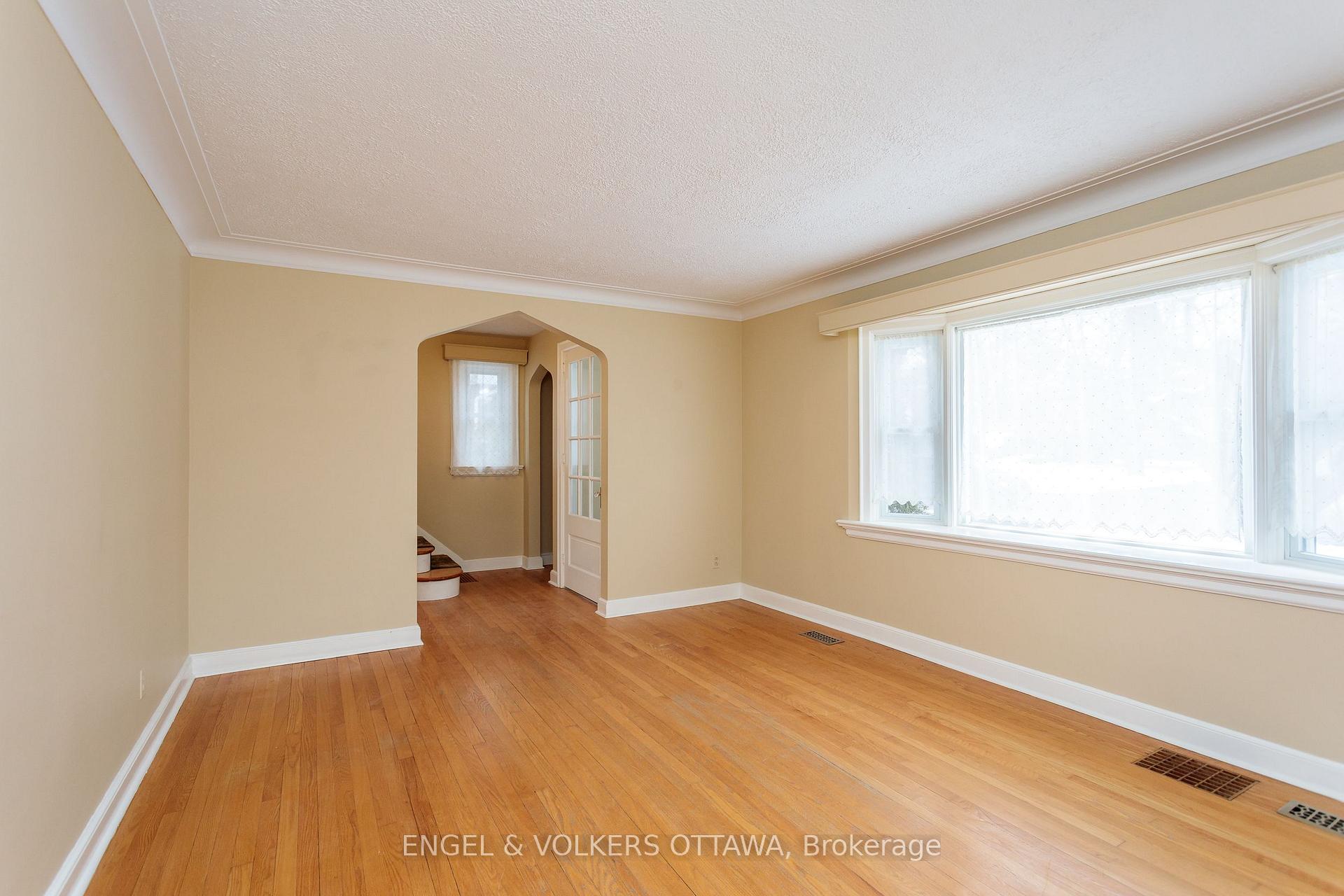 Photo 10 of 225 Pleasant Park Road, Ottawa, Faircrest Heights — HOMEH