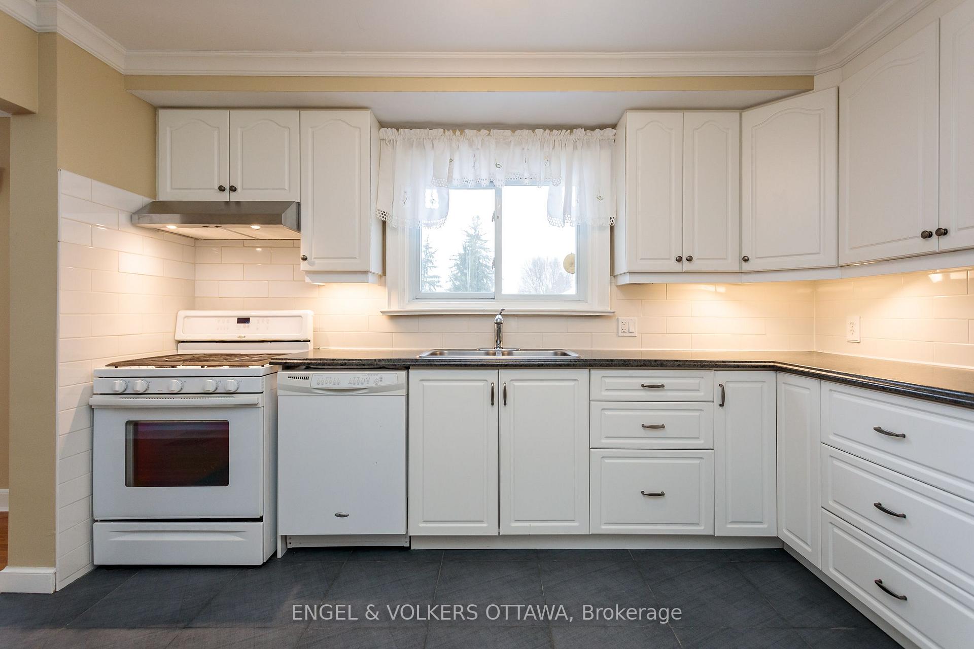 Photo 17 of 225 Pleasant Park Road, Ottawa, Faircrest Heights — HOMEH