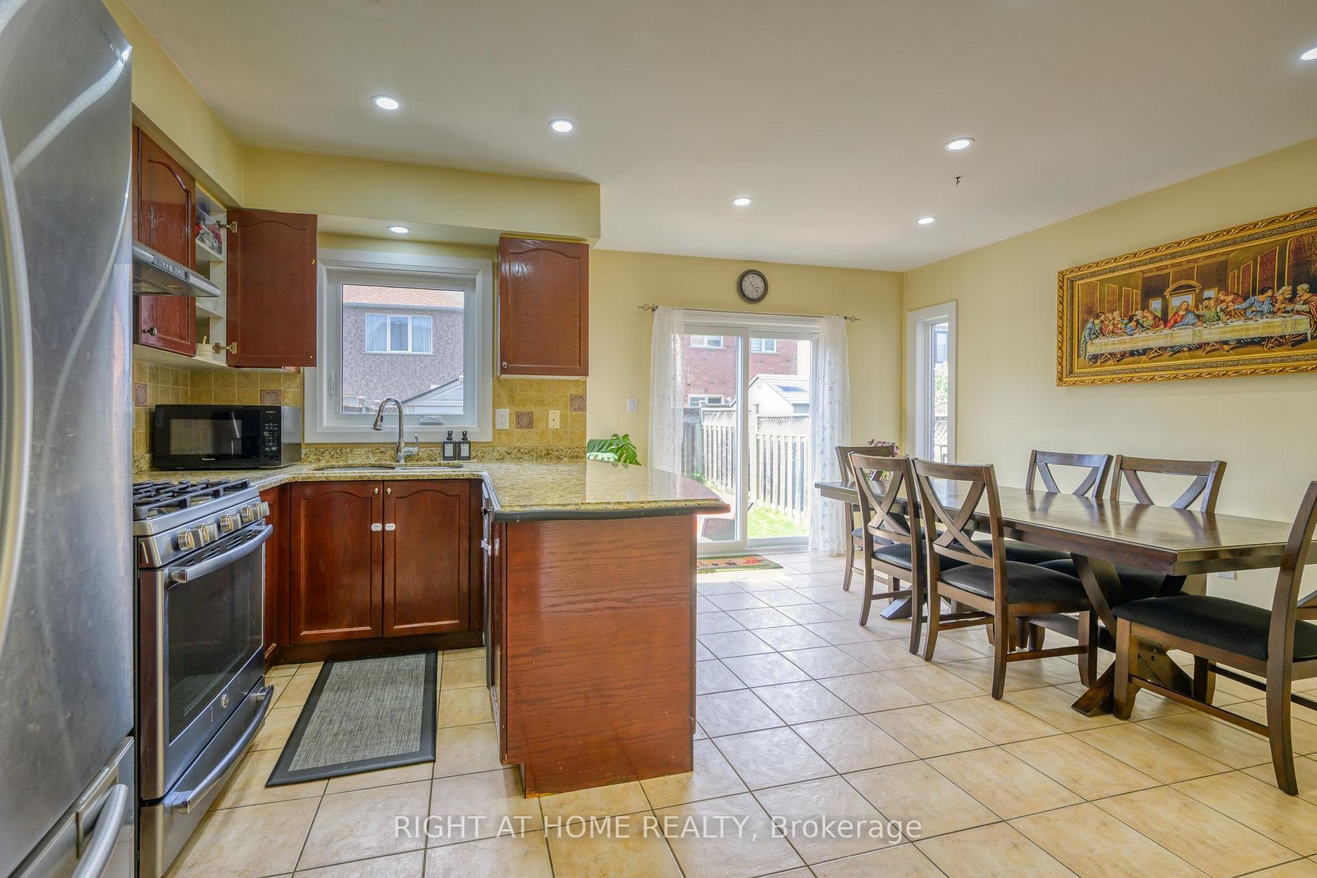 Photo 11 of 6683 Opera Glass Crescent, Mississauga, Meadowvale Village — HOMEH