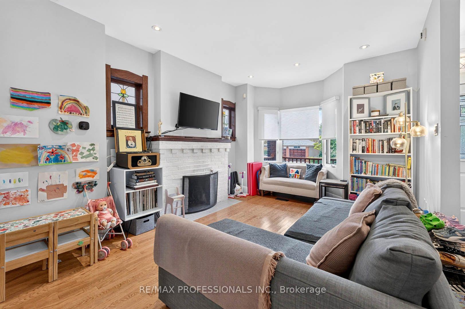 Photo 6 of 17 Fifth Street, Etobicoke, New Toronto — HOMEH
