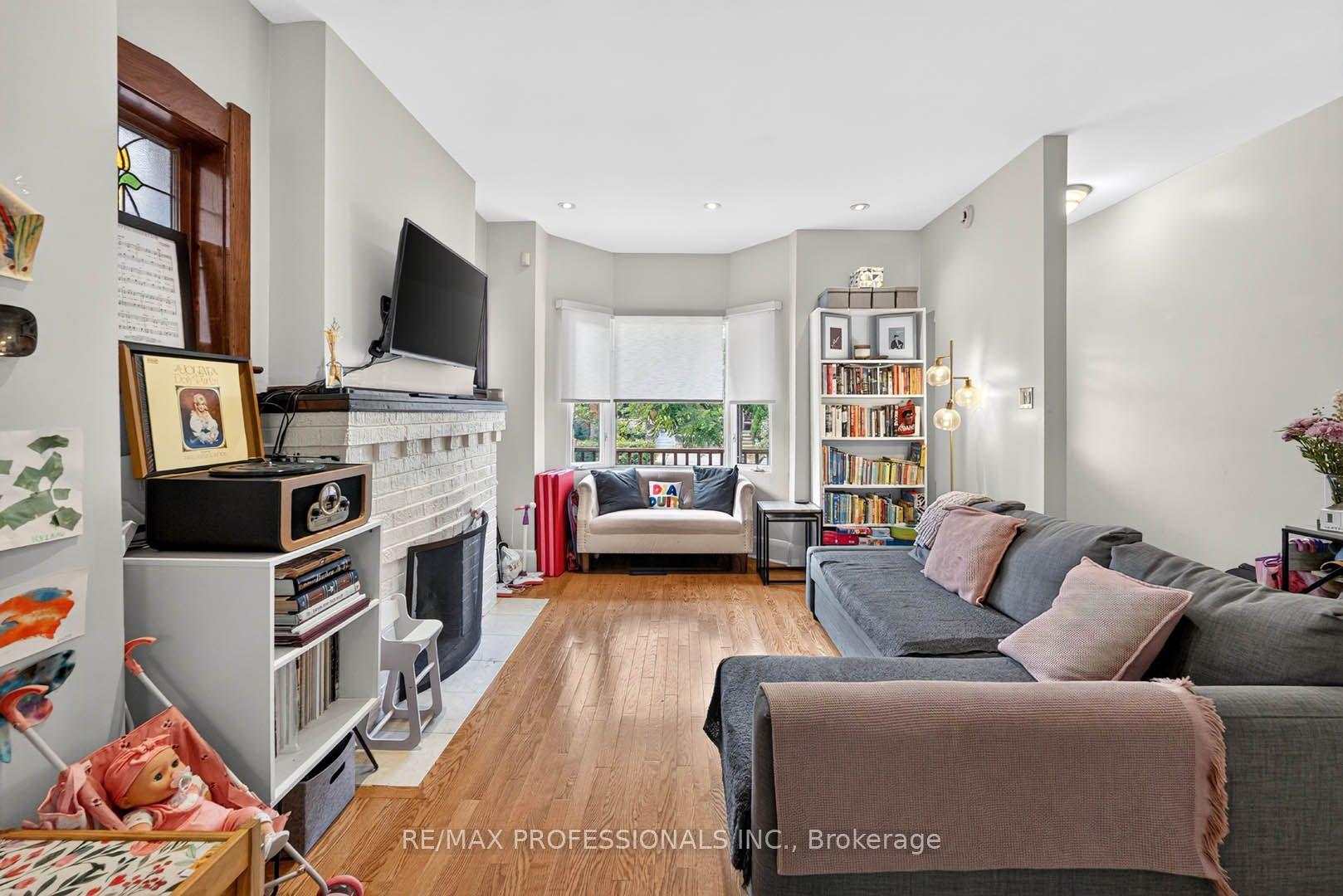 Photo 8 of 17 Fifth Street, Etobicoke, New Toronto — HOMEH