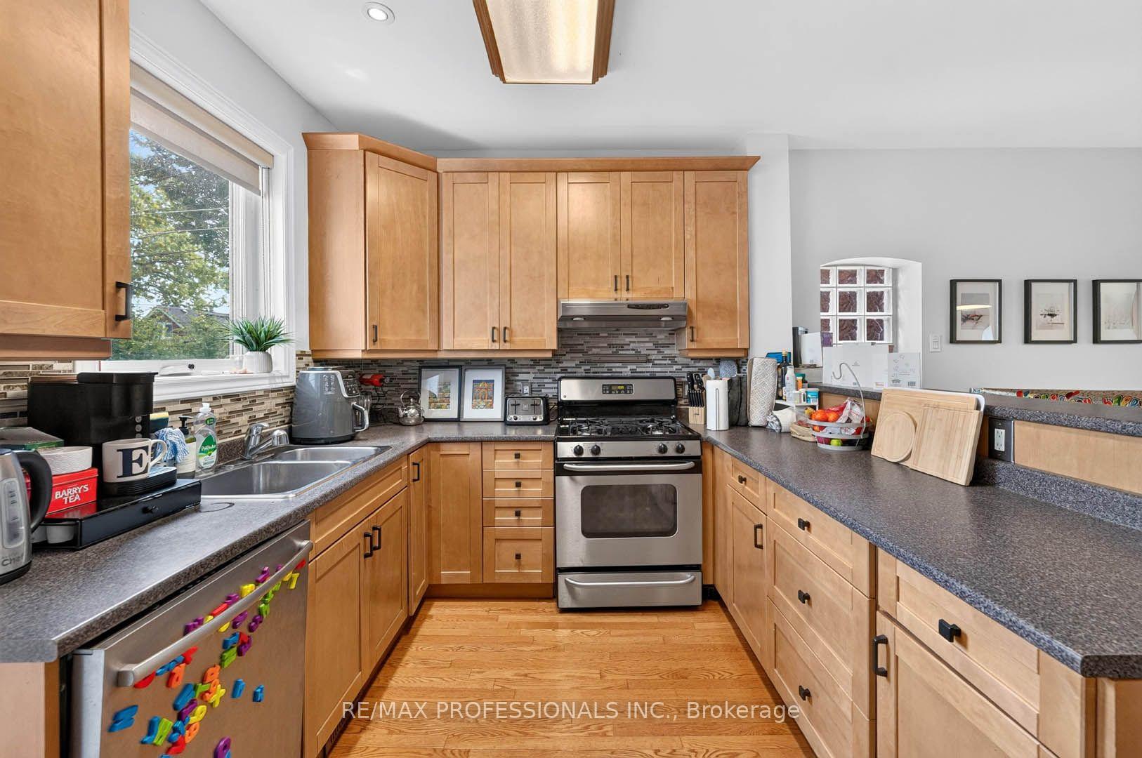 Photo 11 of 17 Fifth Street, Etobicoke, New Toronto — HOMEH