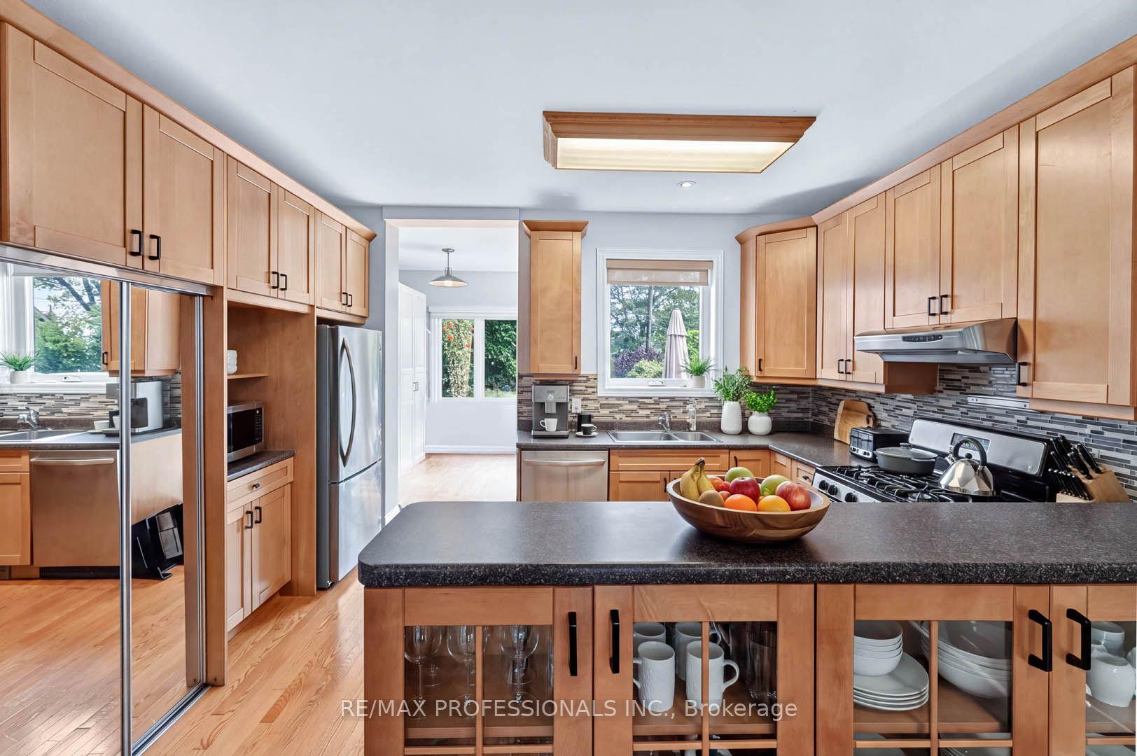 Photo 15 of 17 Fifth Street, Etobicoke, New Toronto — HOMEH