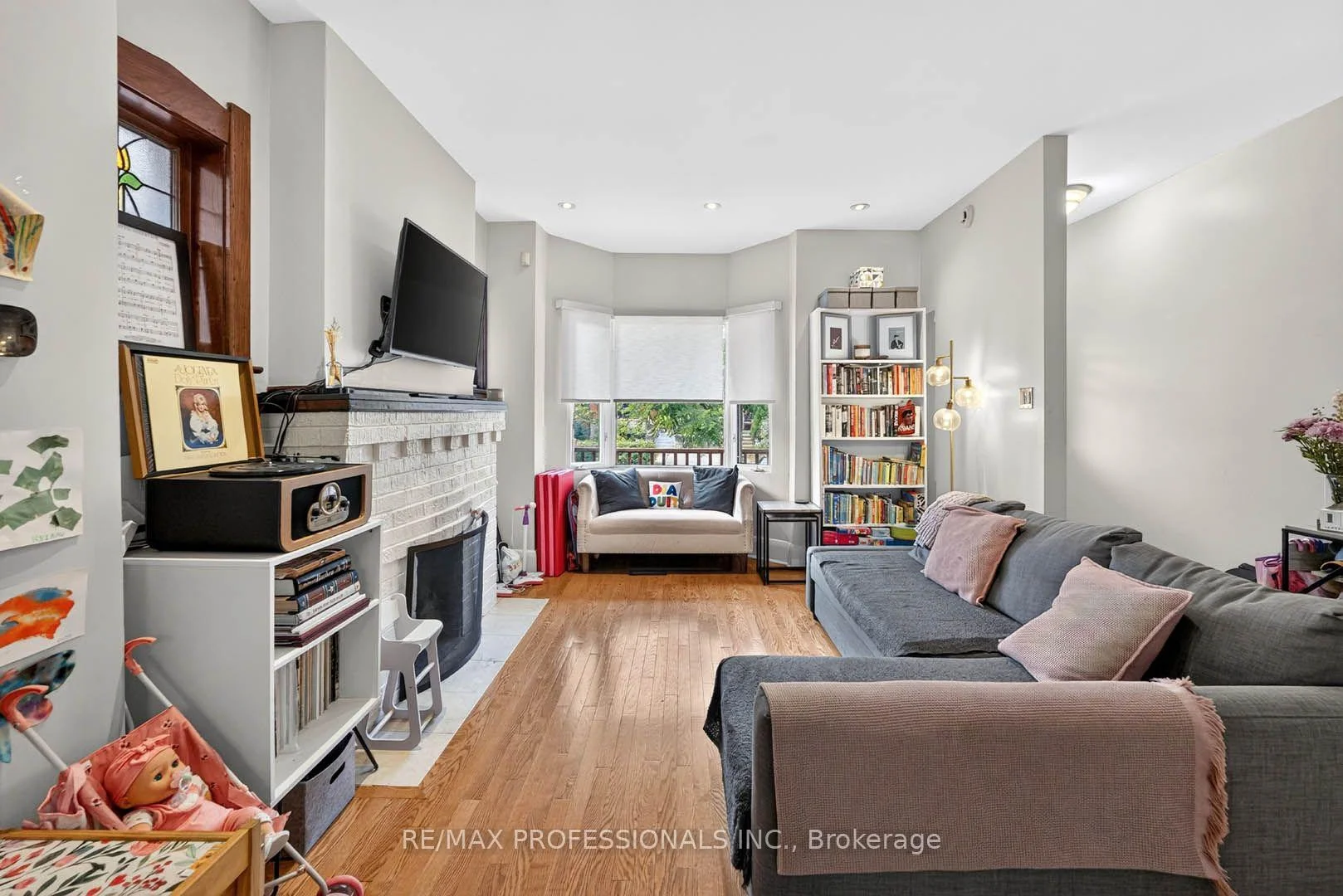 Photo 9 of 17 Fifth Street, Etobicoke, New Toronto — HOMEH