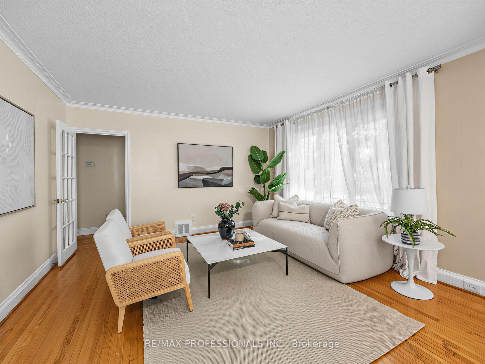 Photo 3 of 92 Westrose Avenue, Etobicoke, Kingsway South — HOMEH