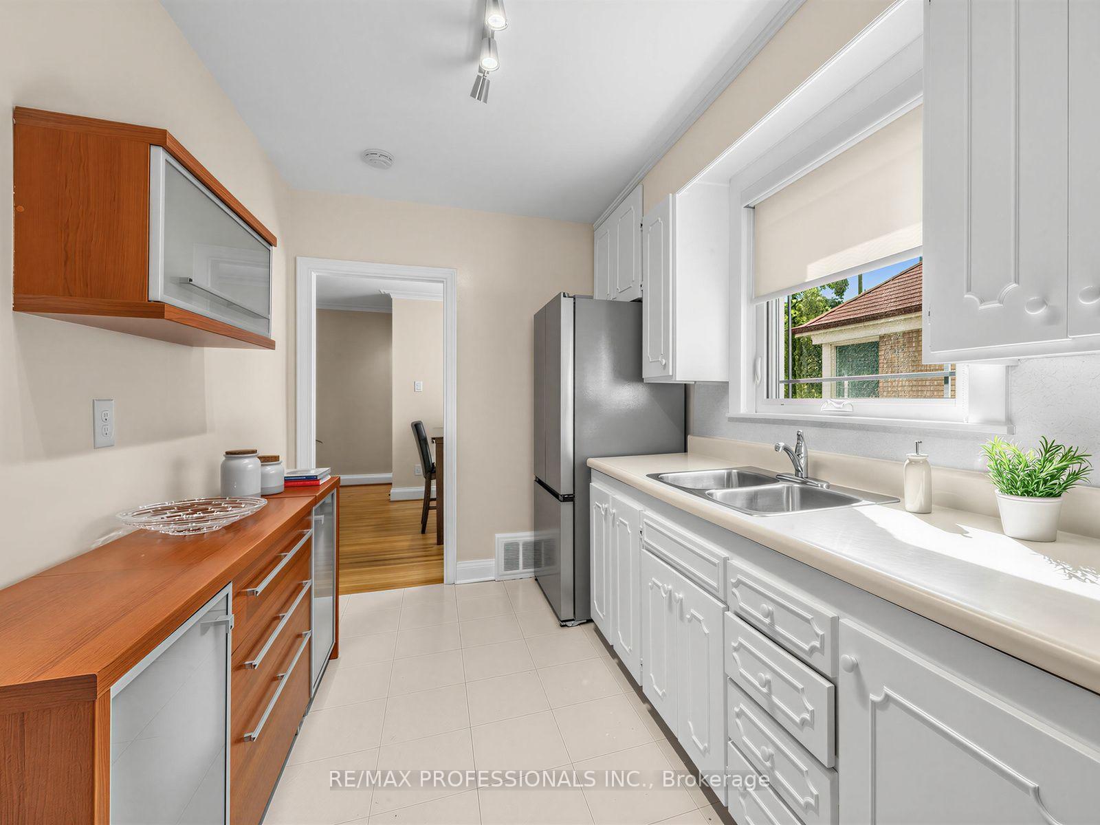 Photo 14 of 92 Westrose Avenue, Etobicoke, Kingsway South — HOMEH