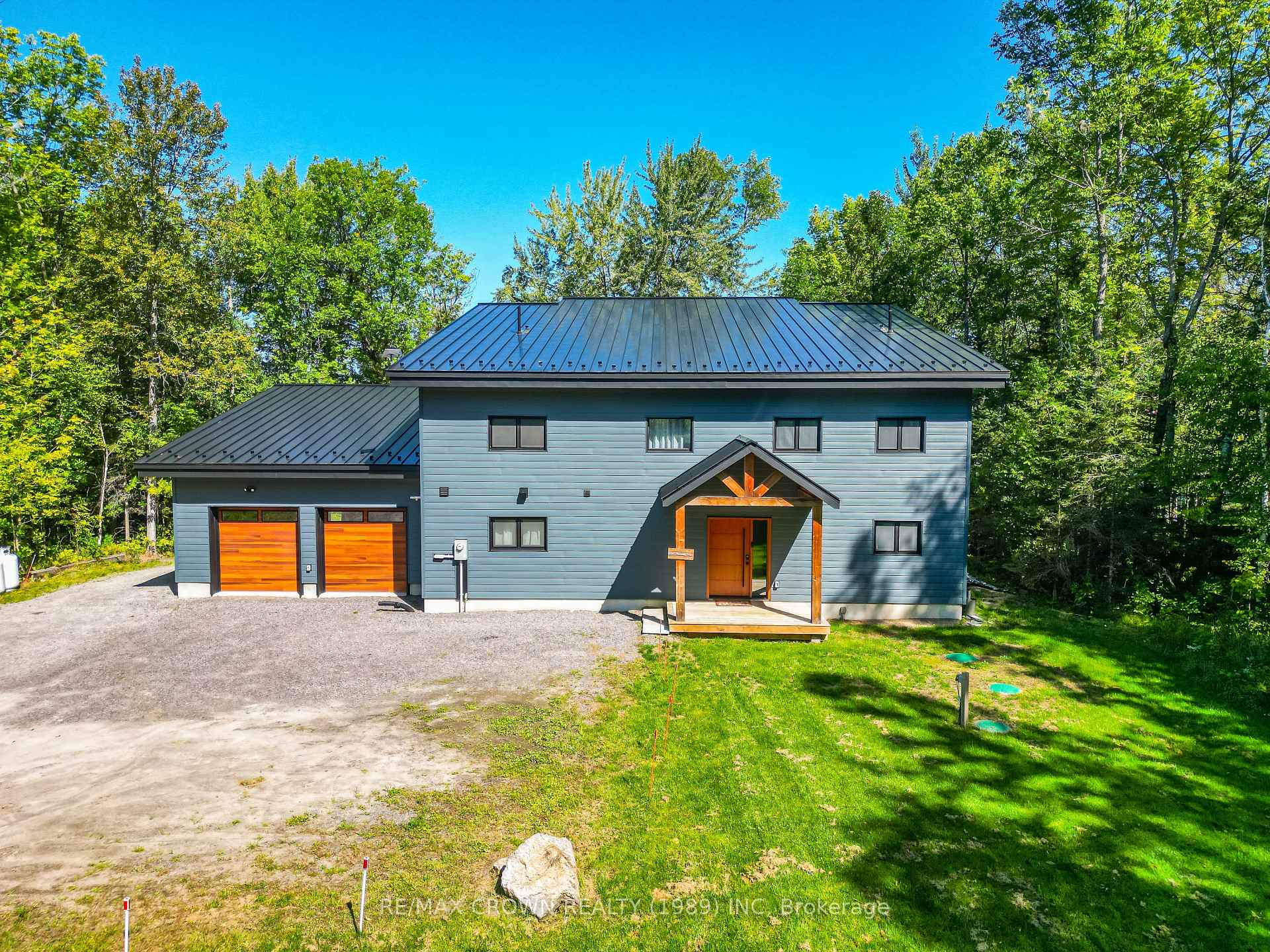 Photo of 560 Pinecreek Crescent