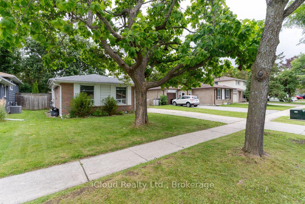 Photo 3 of 229 Cook Street, Barrie, Grove East — HOMEH