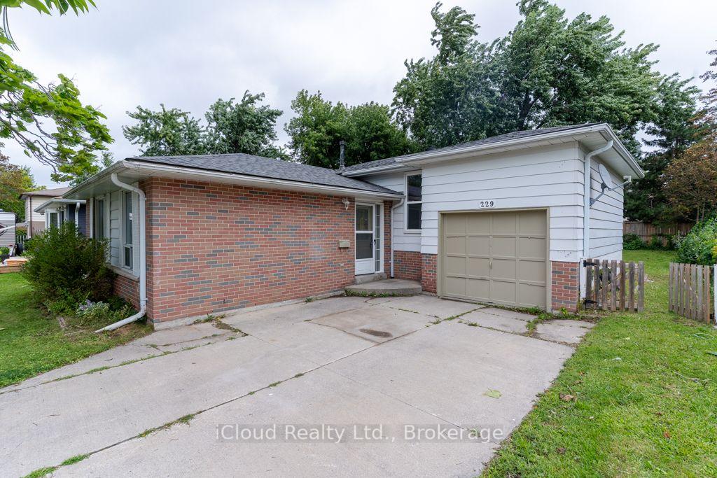 Photo 4 of 229 Cook Street, Barrie, Grove East — HOMEH