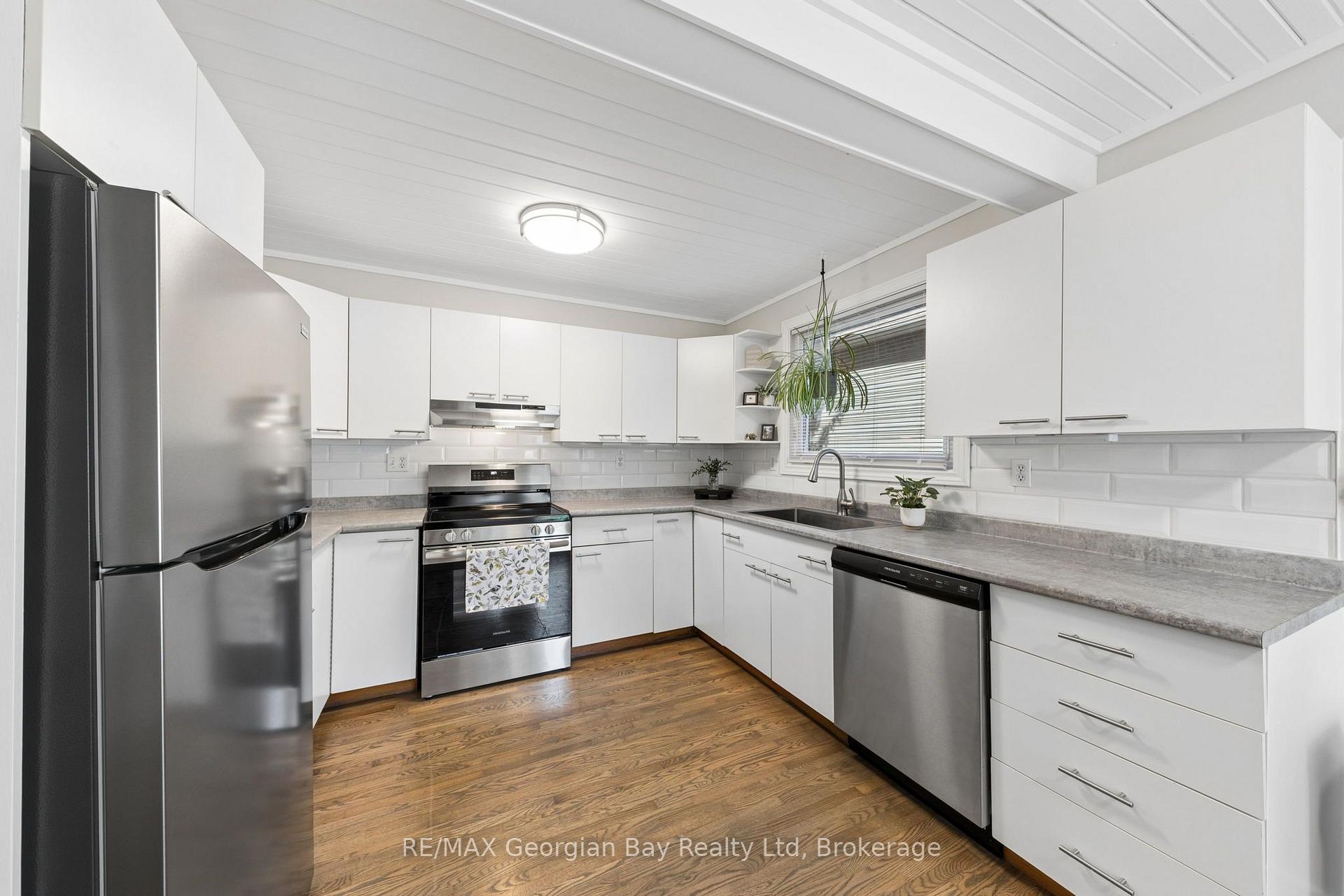 Photo 5 of 59 Broad Street, Penetanguishene — HOMEH