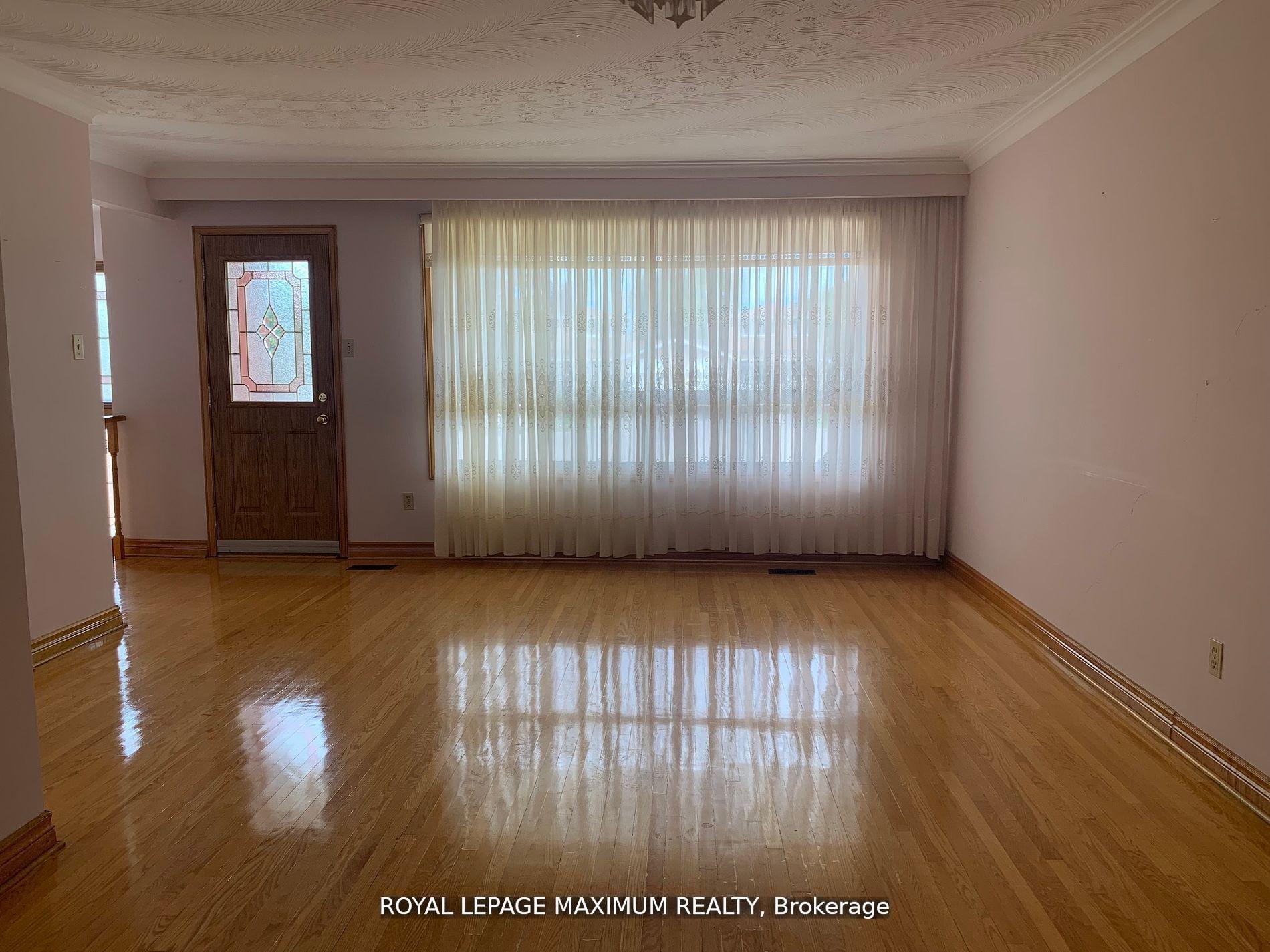 Photo 4 of 155 Rainbow Drive, Vaughan, West Woodbridge — HOMEH