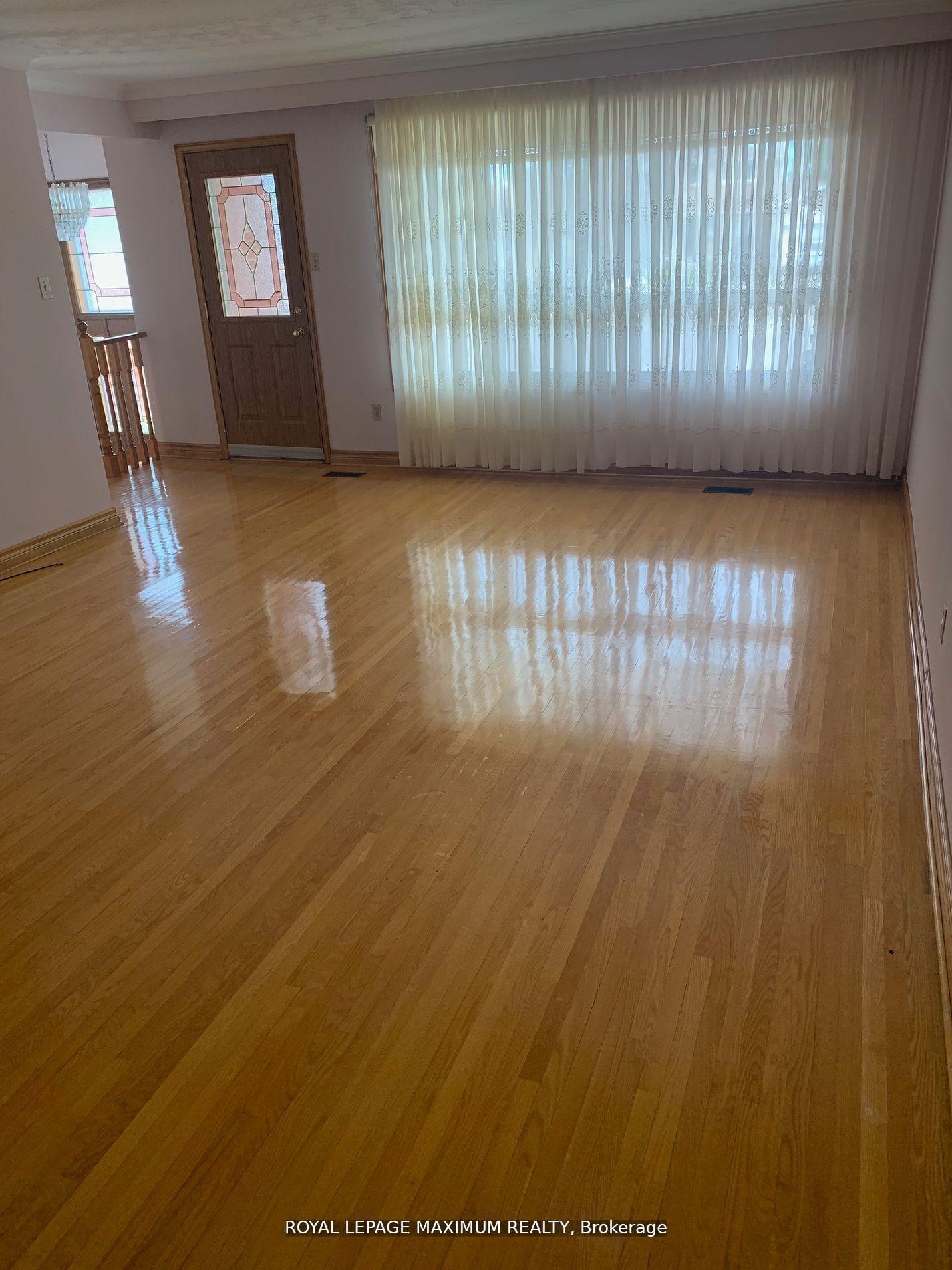 Photo 5 of 155 Rainbow Drive, Vaughan, West Woodbridge — HOMEH