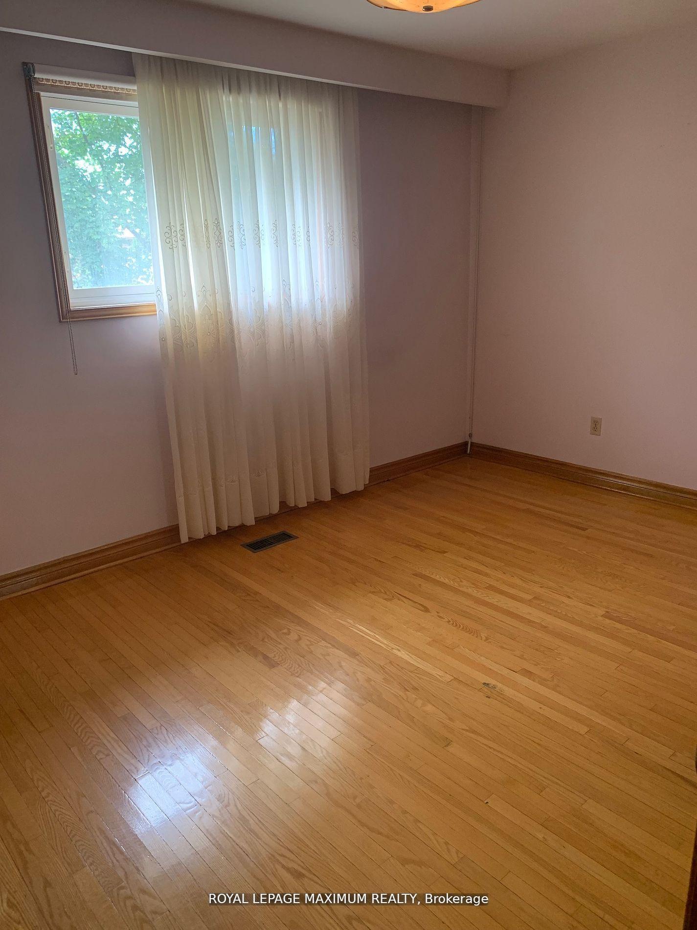 Photo 6 of 155 Rainbow Drive, Vaughan, West Woodbridge — HOMEH