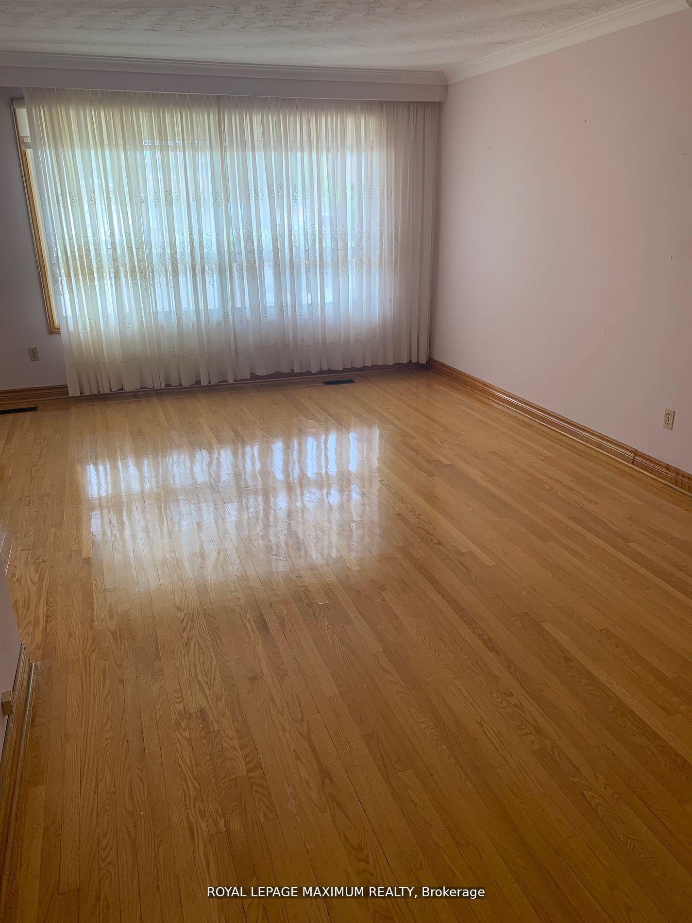Photo 7 of 155 Rainbow Drive, Vaughan, West Woodbridge — HOMEH